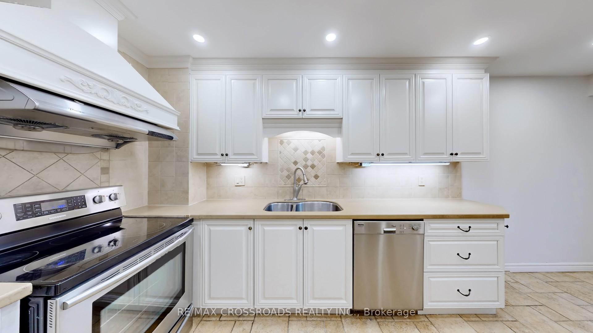 Photo 8 of 54 Foxglove Court, Markham, Unionville — HOMEH