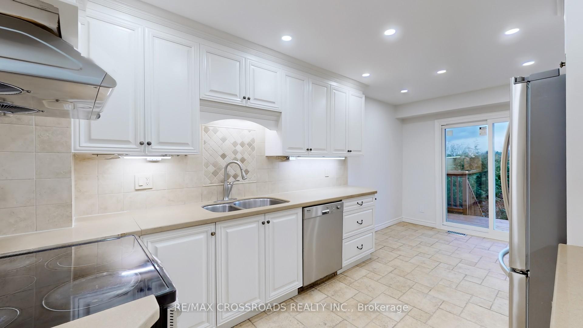 Photo 9 of 54 Foxglove Court, Markham, Unionville — HOMEH