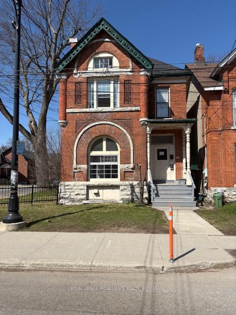Front of 196 University Avenue