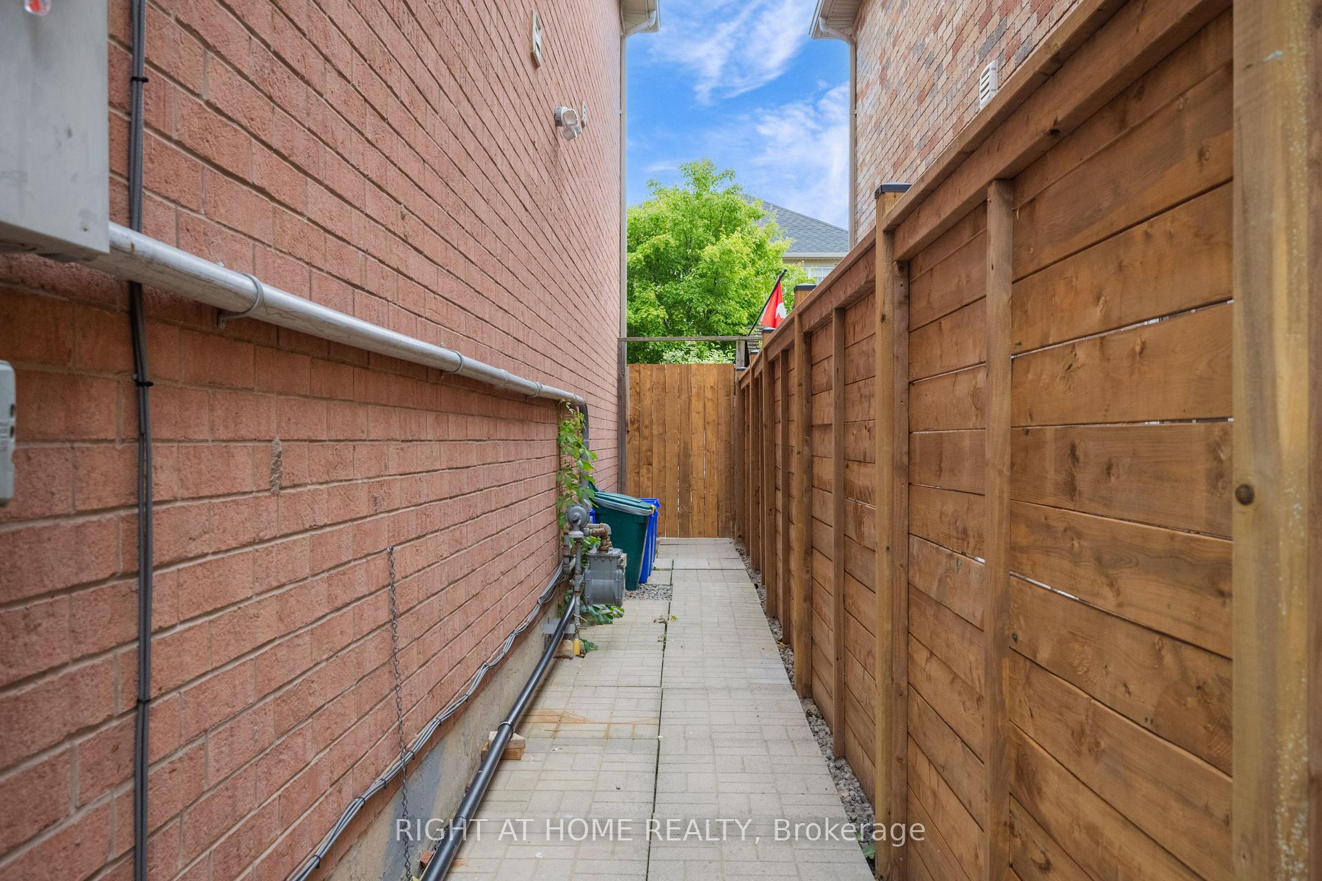 Photo 32 of 693 Switzer Crescent, Milton, Coates — HOMEH