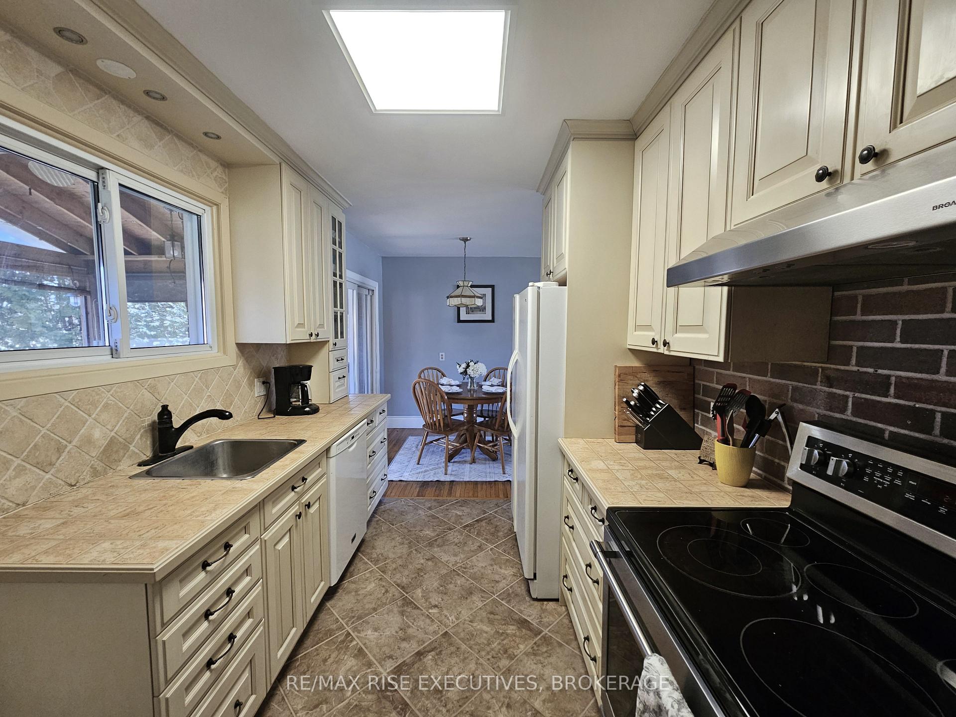 Photo 7 of 2502 Leeman Road, Kingston, City North of 401 — HOMEH