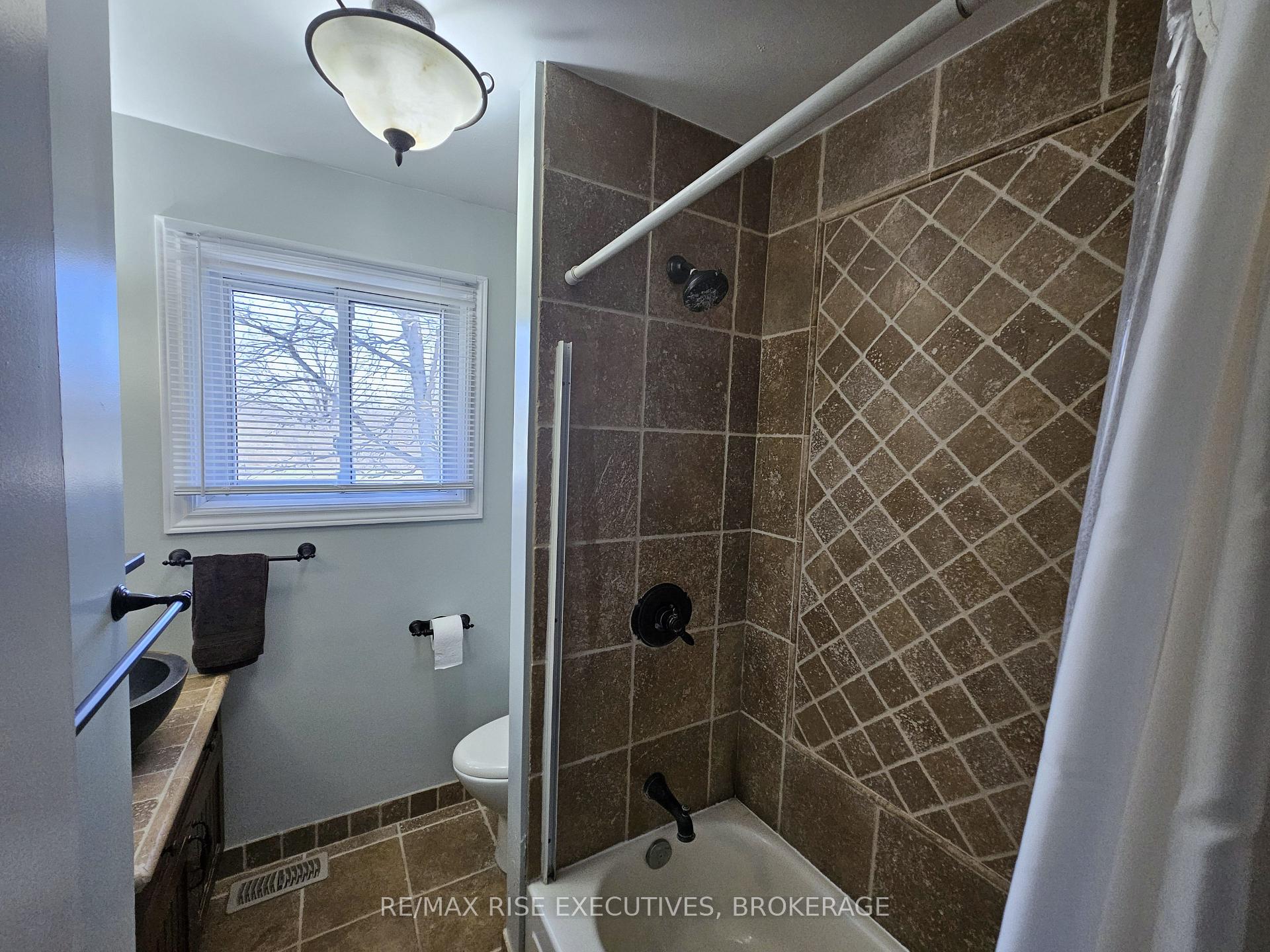 Photo 12 of 2502 Leeman Road, Kingston, City North of 401 — HOMEH
