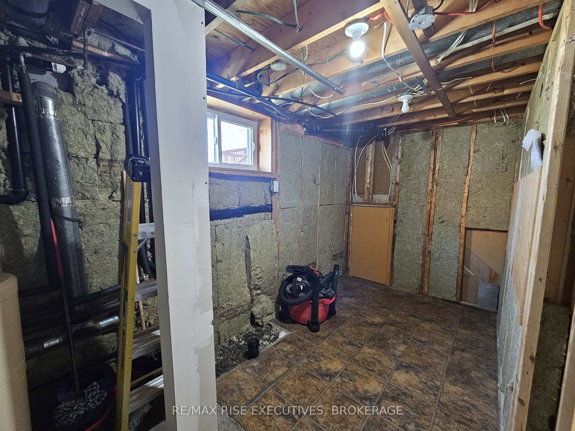 Photo 21 of 2502 Leeman Road, Kingston, City North of 401 — HOMEH