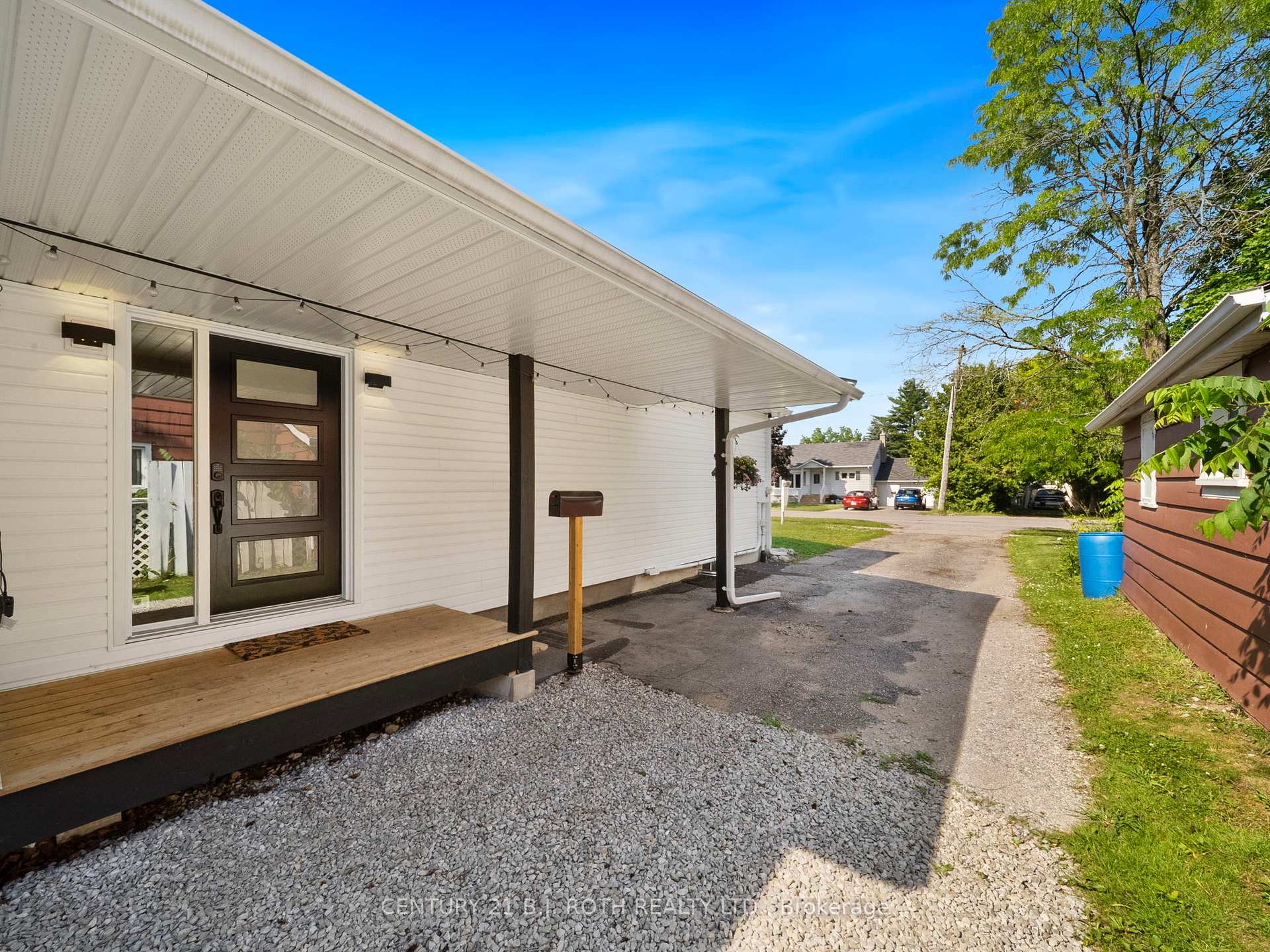 Photo 2 of 445 Peter Street N, Orillia — HOMEH