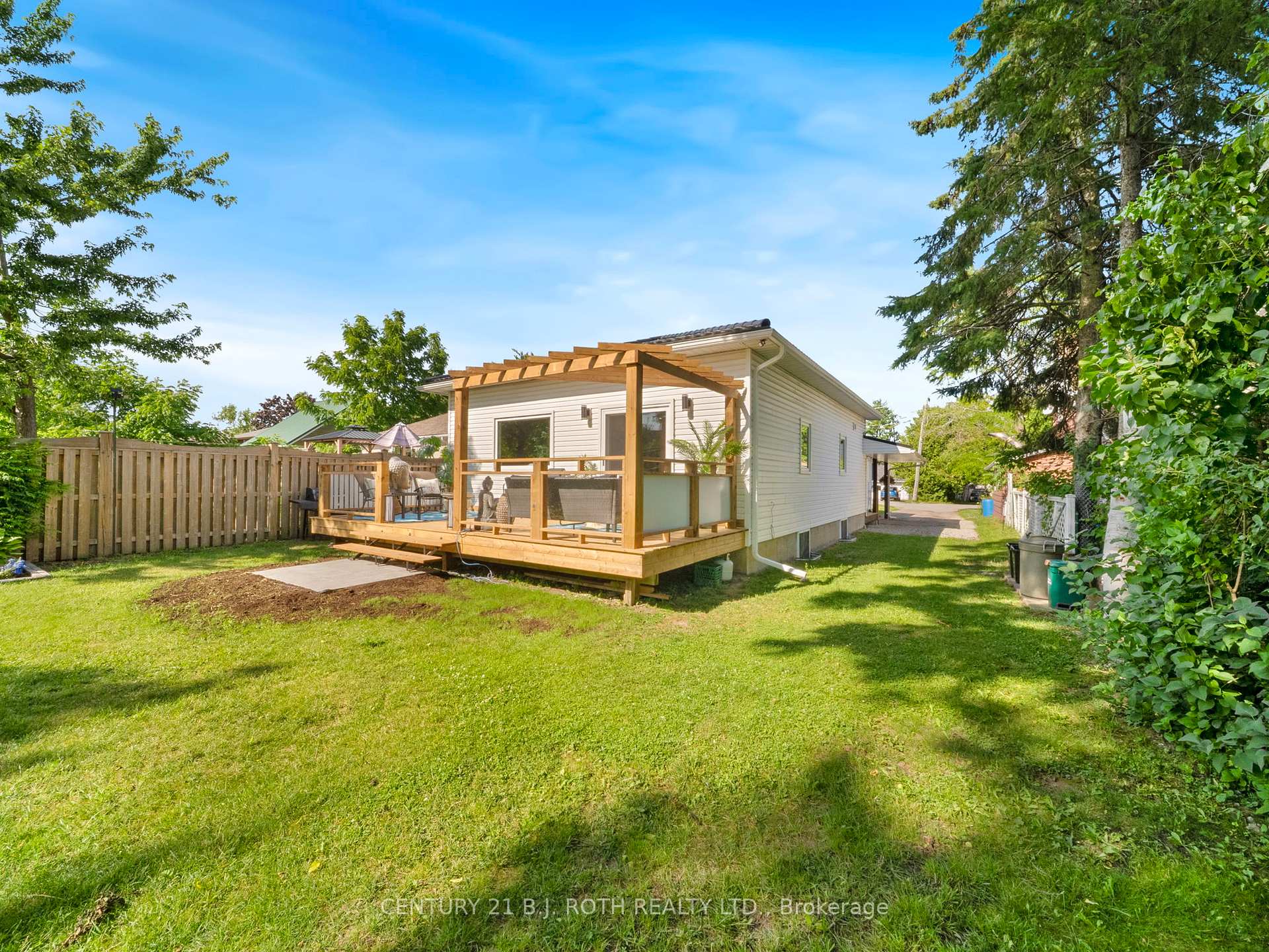Photo 32 of 445 Peter Street N, Orillia — HOMEH