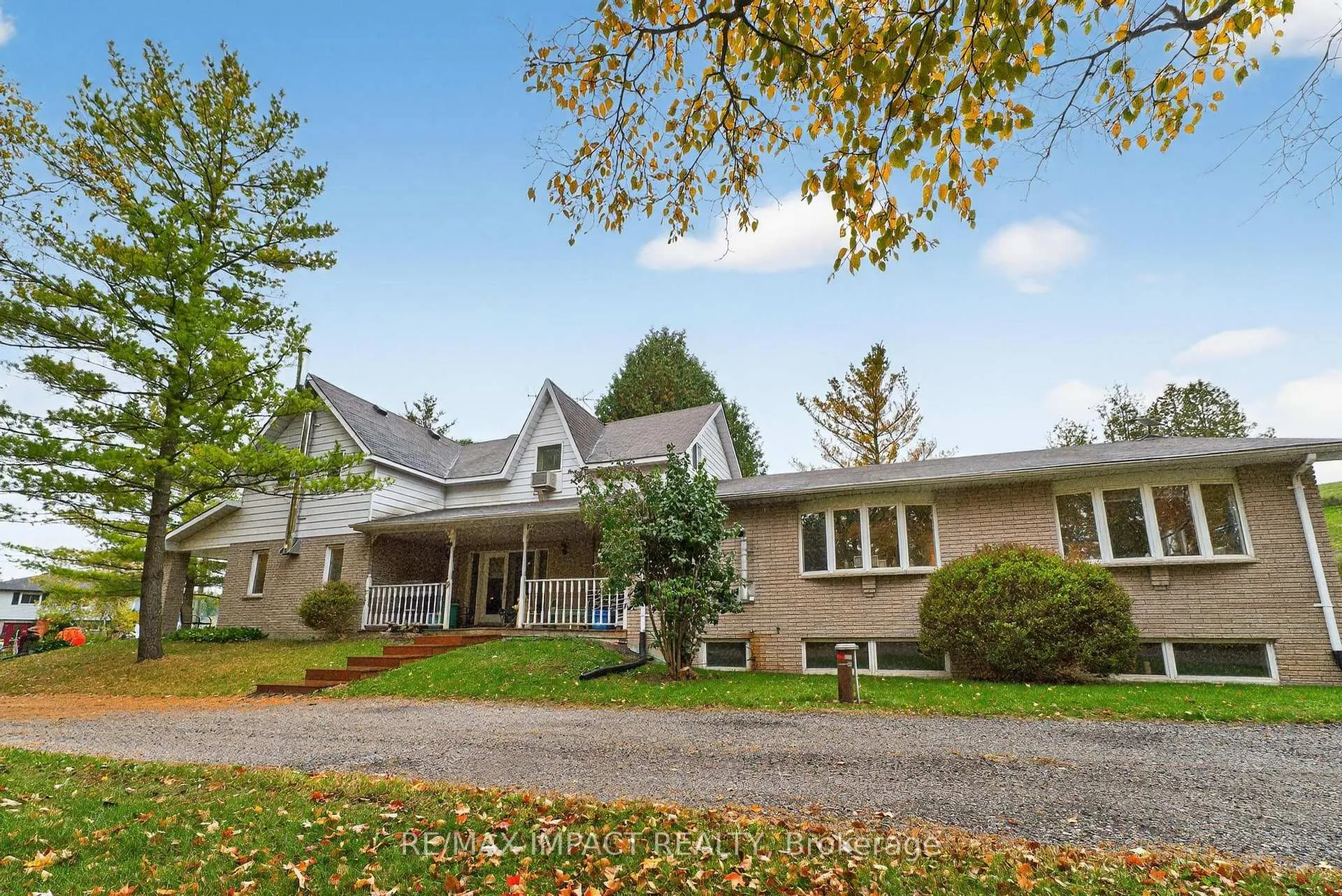 Photo 2 of 272 Raglan Road W, Oshawa, Rural Oshawa — HOMEH