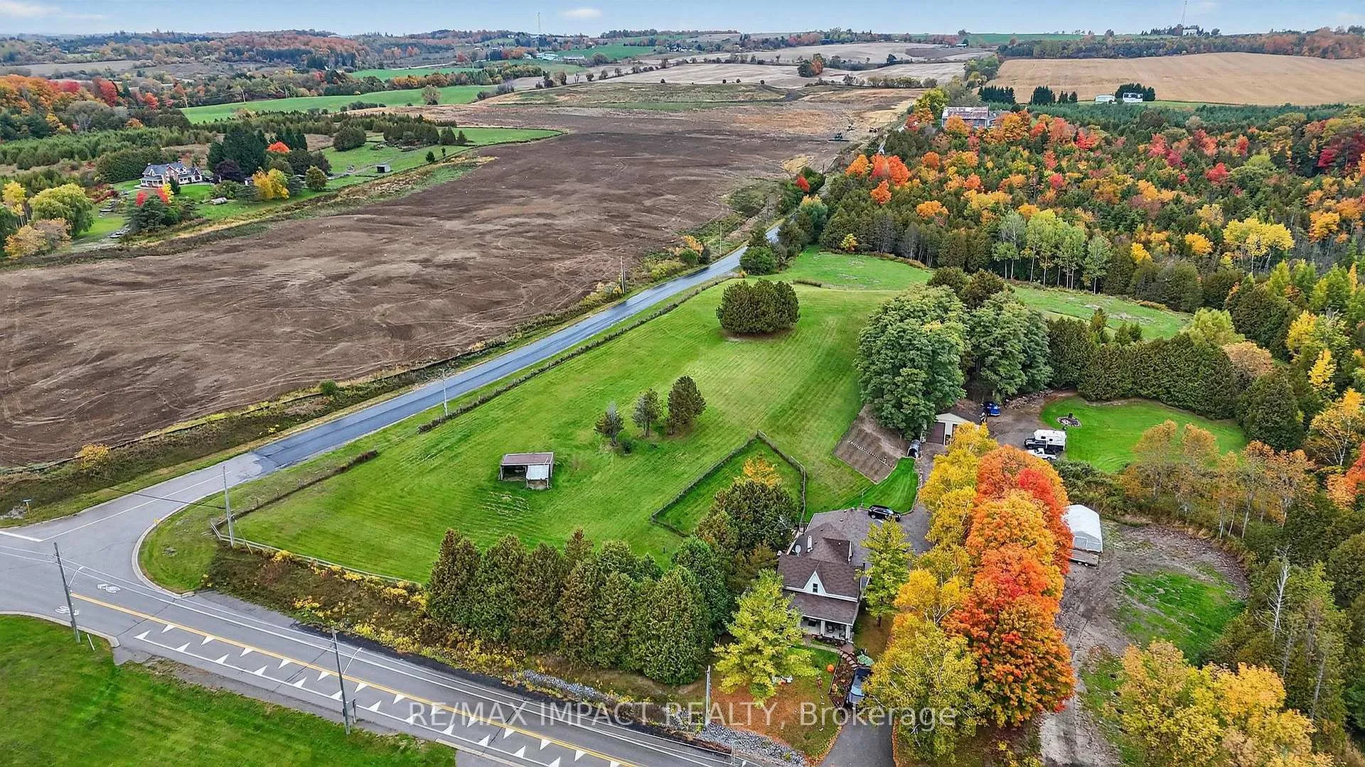 Photo 3 of 272 Raglan Road W, Oshawa, Rural Oshawa — HOMEH