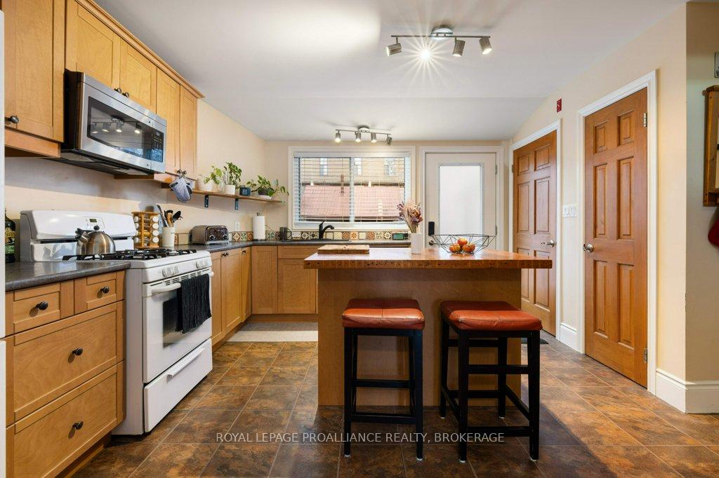 Photo 15 of 318 Queen Street, Kingston, East of Sir John A. Blvd — HOMEH