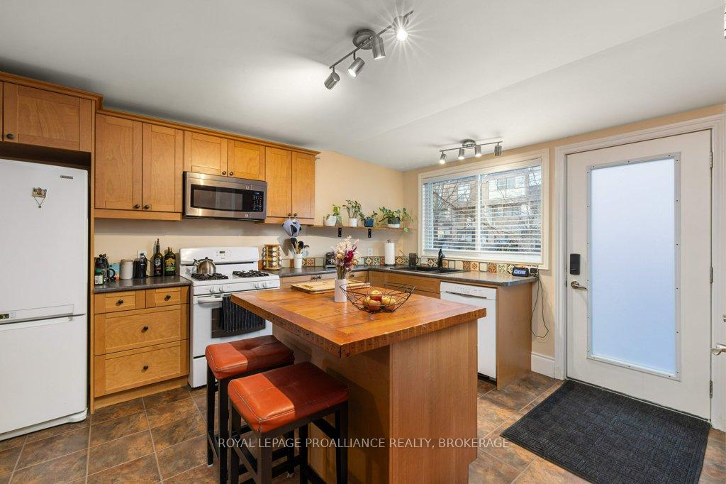 Photo 20 of 318 Queen Street, Kingston, East of Sir John A. Blvd — HOMEH