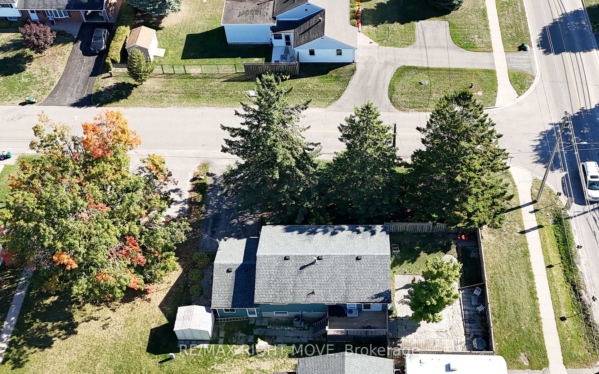 Photo 3 of 427 Jamieson Drive, Orillia — HOMEH