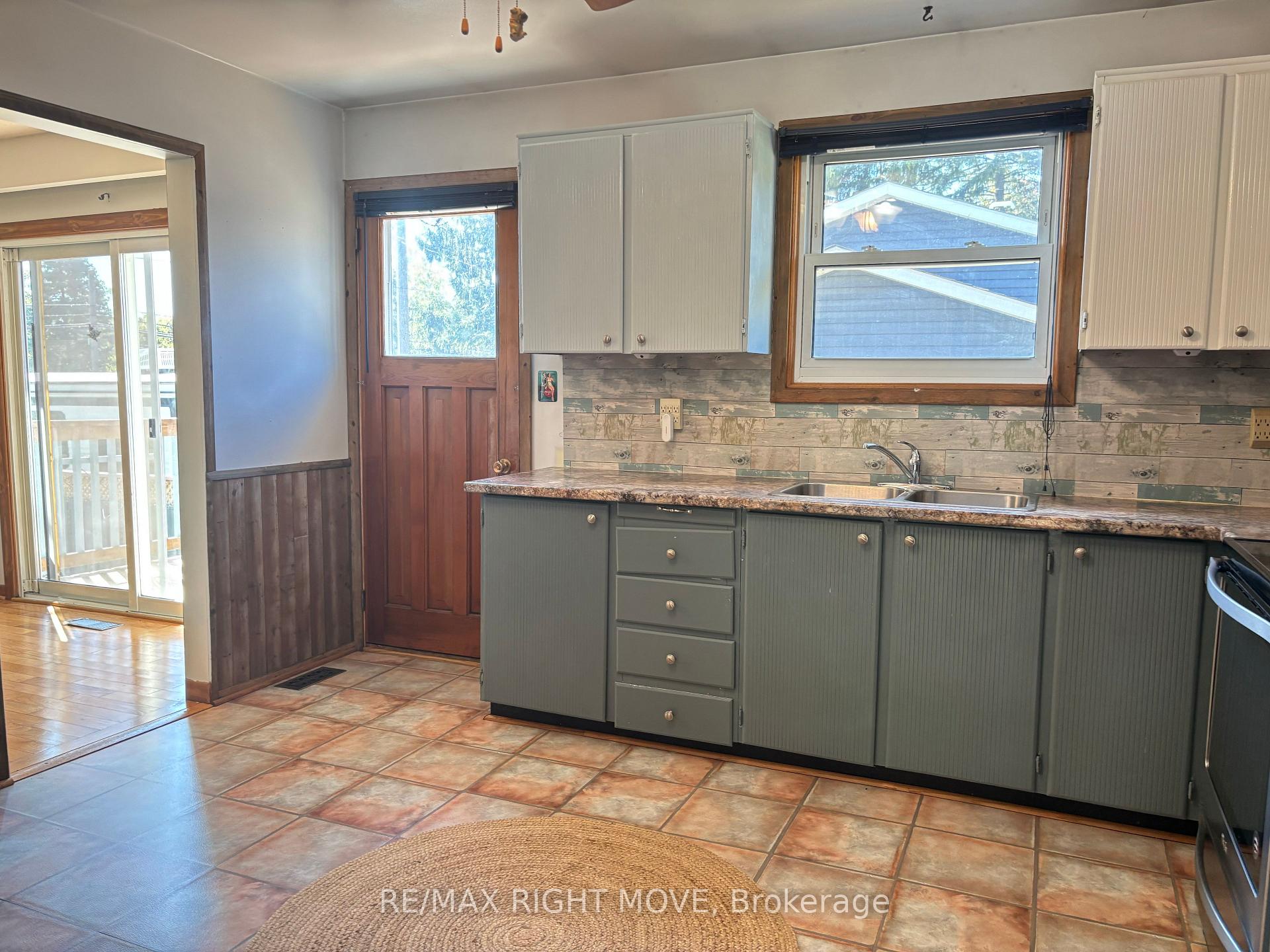 Photo 5 of 427 Jamieson Drive, Orillia — HOMEH