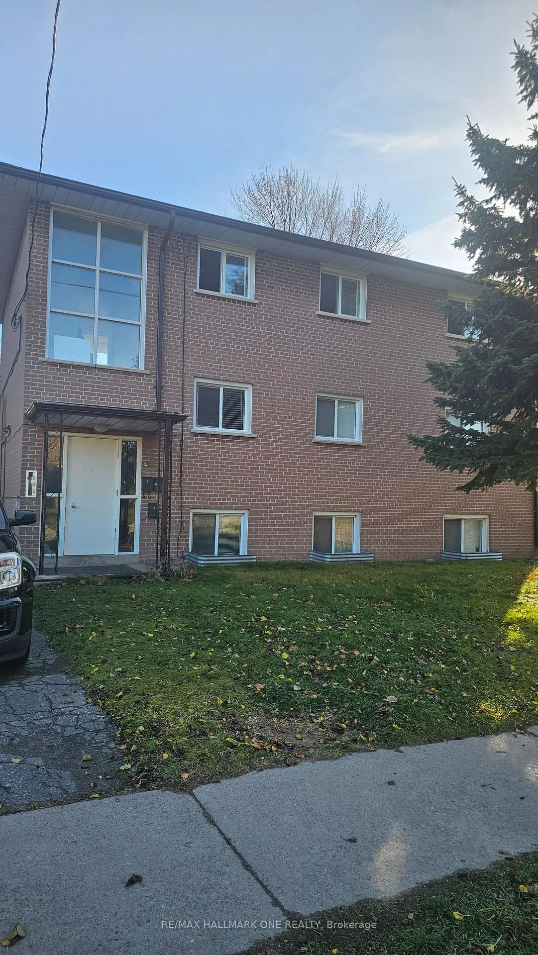 Front of Unit 3rd floor, 639 Cartier Avenue