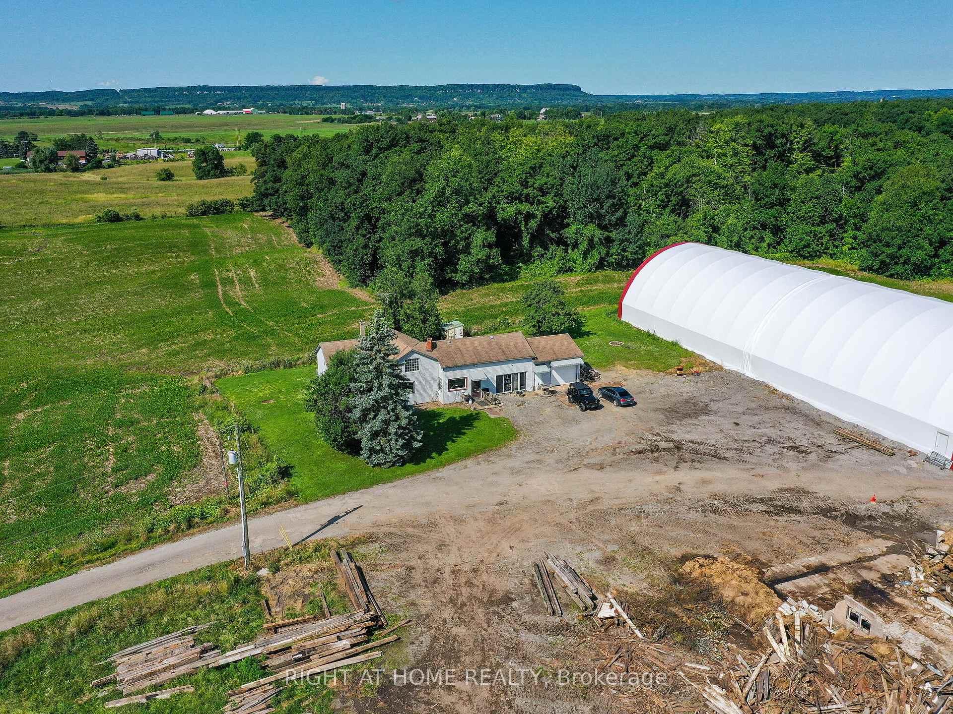 Photo 4 of 3369 Burnhamthorpe Rd W, Milton, Rural Trafalgar — HOMEH