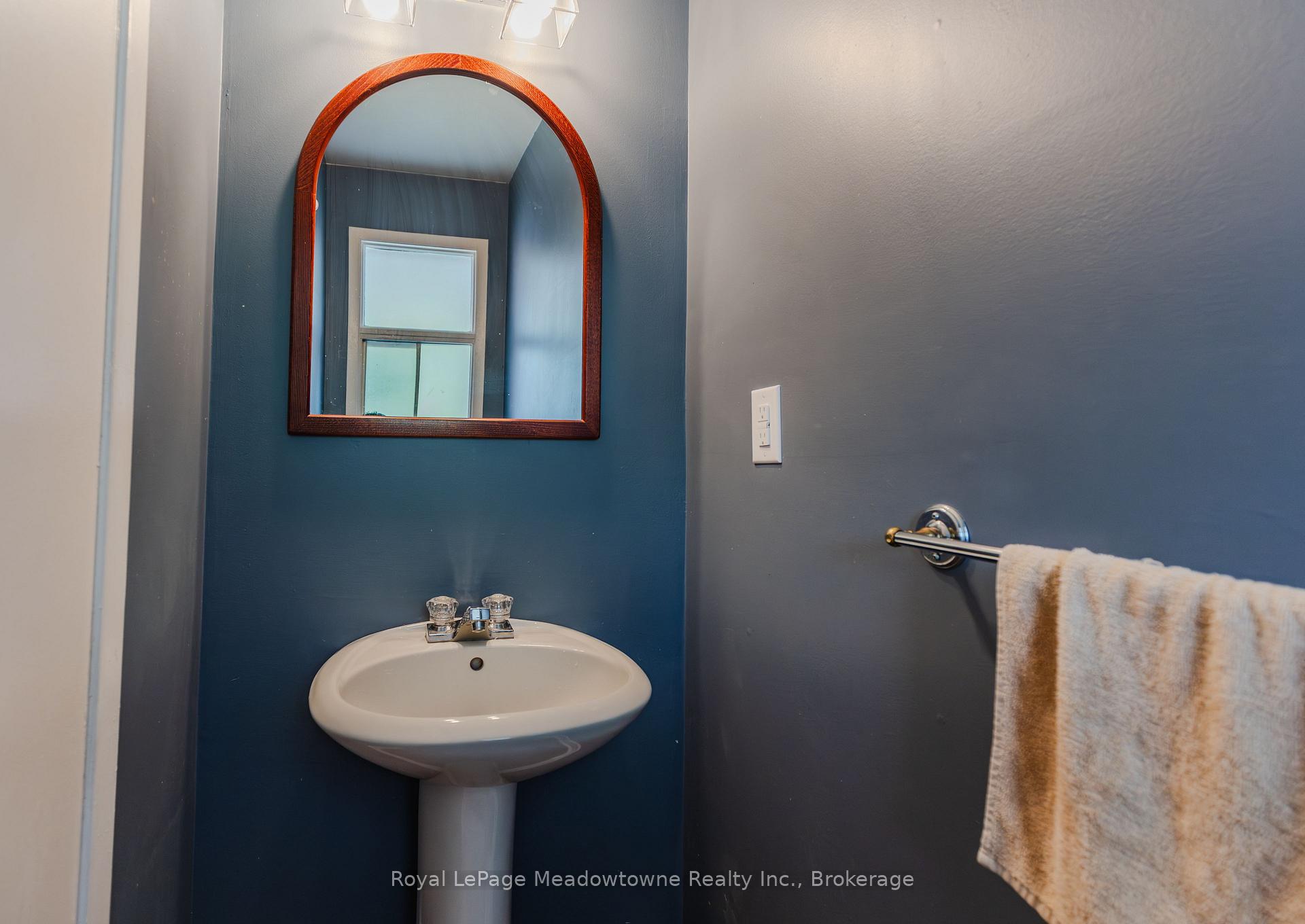 Photo 8 of 301 Woodlawn Crescent, Milton, Bronte Meadows — HOMEH