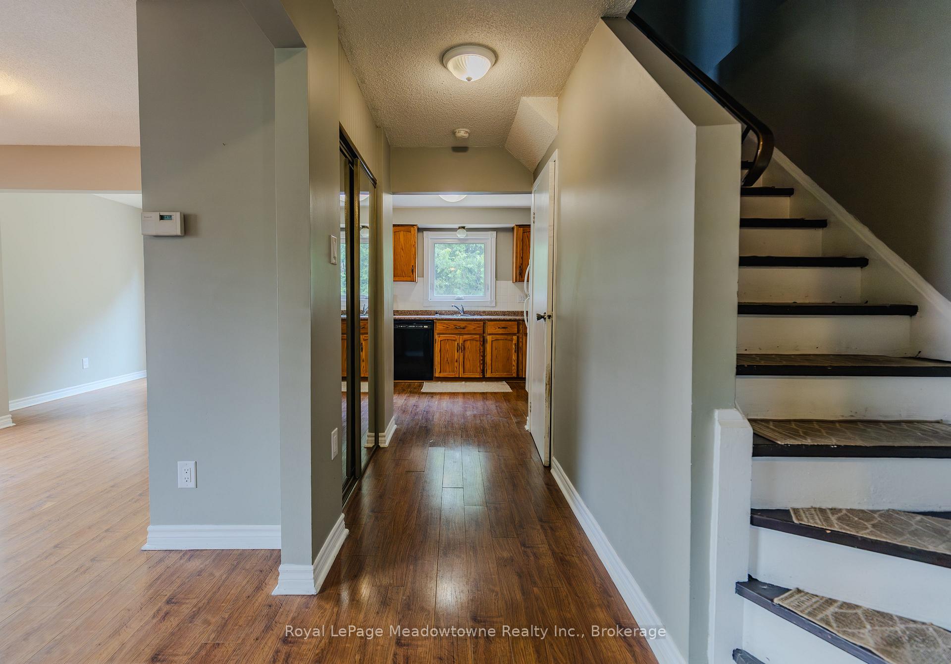 Photo 3 of 301 Woodlawn Crescent, Milton, Bronte Meadows — HOMEH