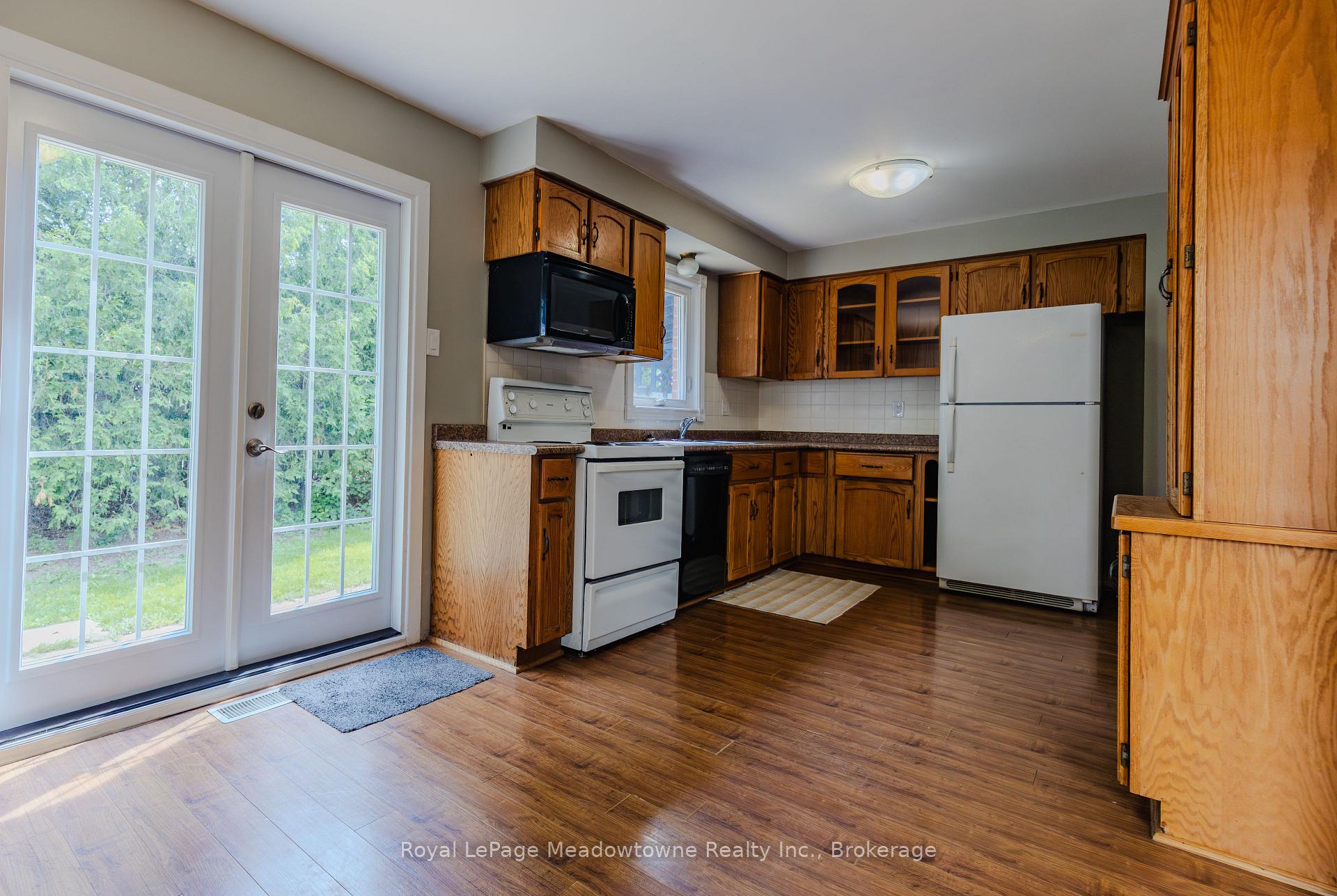 Photo 9 of 301 Woodlawn Crescent, Milton, Bronte Meadows — HOMEH