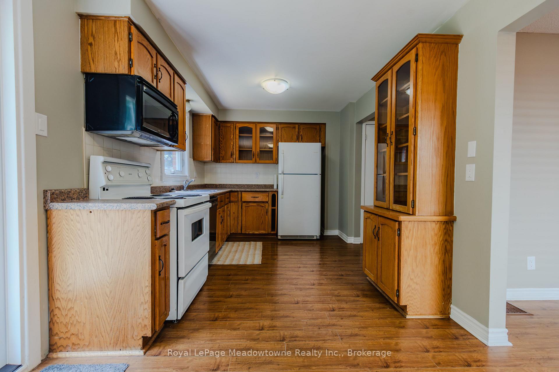 Photo 6 of 301 Woodlawn Crescent, Milton, Bronte Meadows — HOMEH