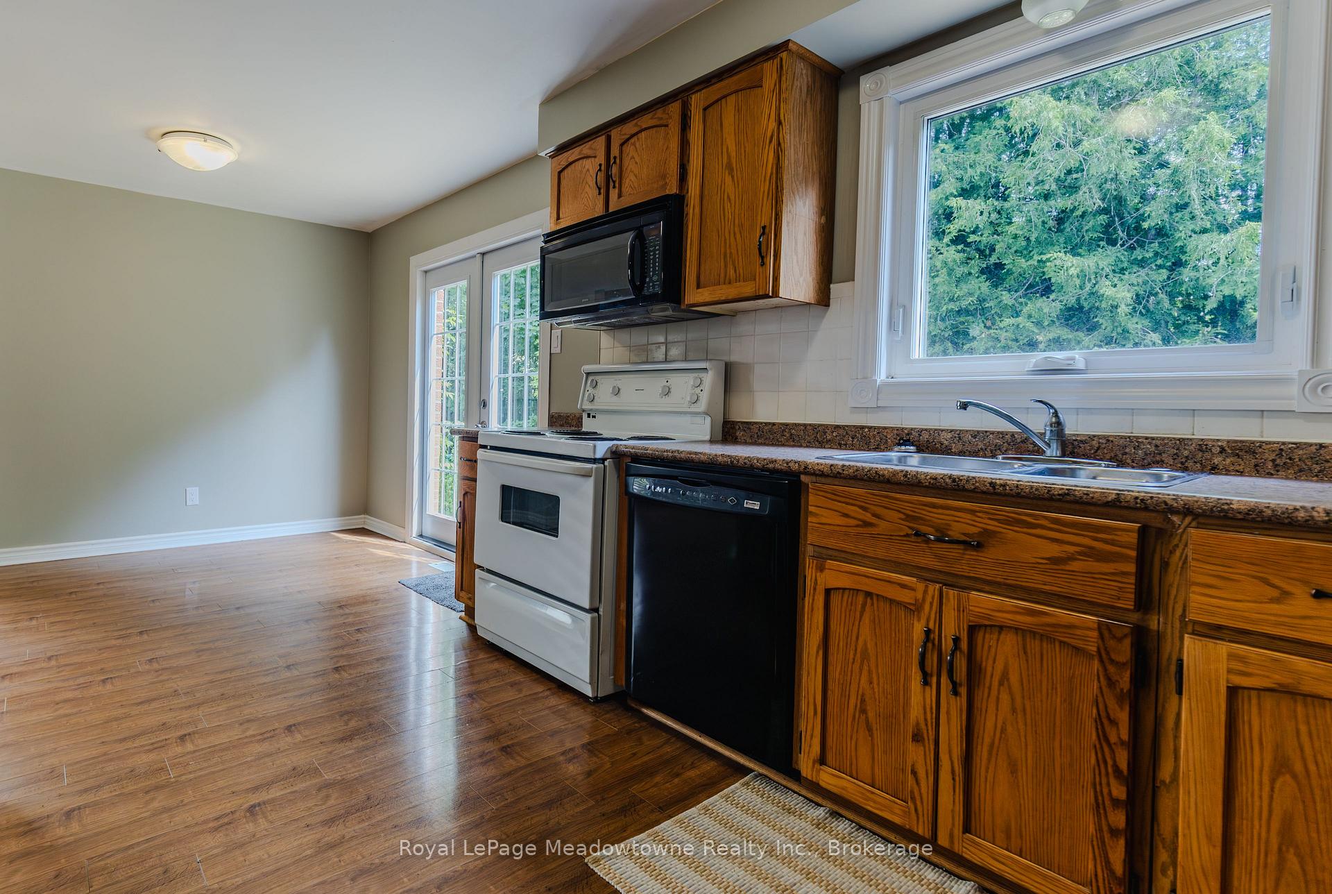 Photo 7 of 301 Woodlawn Crescent, Milton, Bronte Meadows — HOMEH