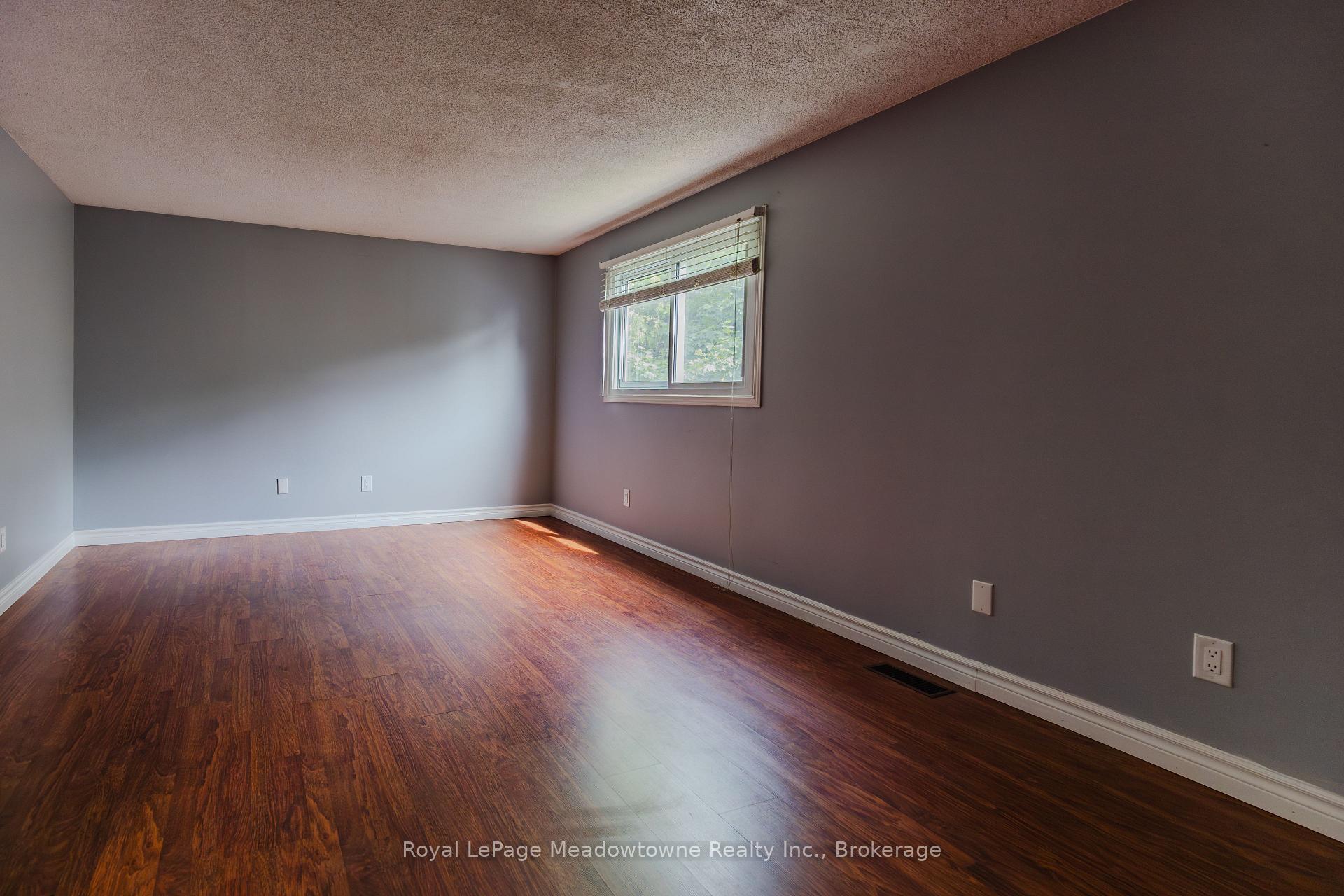 Photo 14 of 301 Woodlawn Crescent, Milton, Bronte Meadows — HOMEH