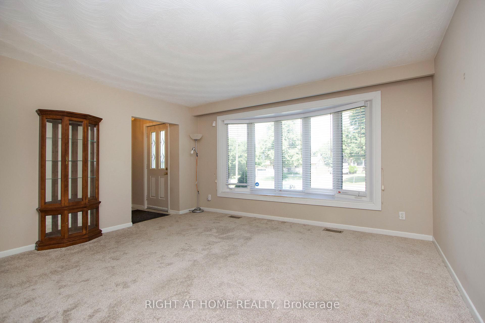 Photo 3 of 220 Linden Court, Oshawa, Donevan — HOMEH