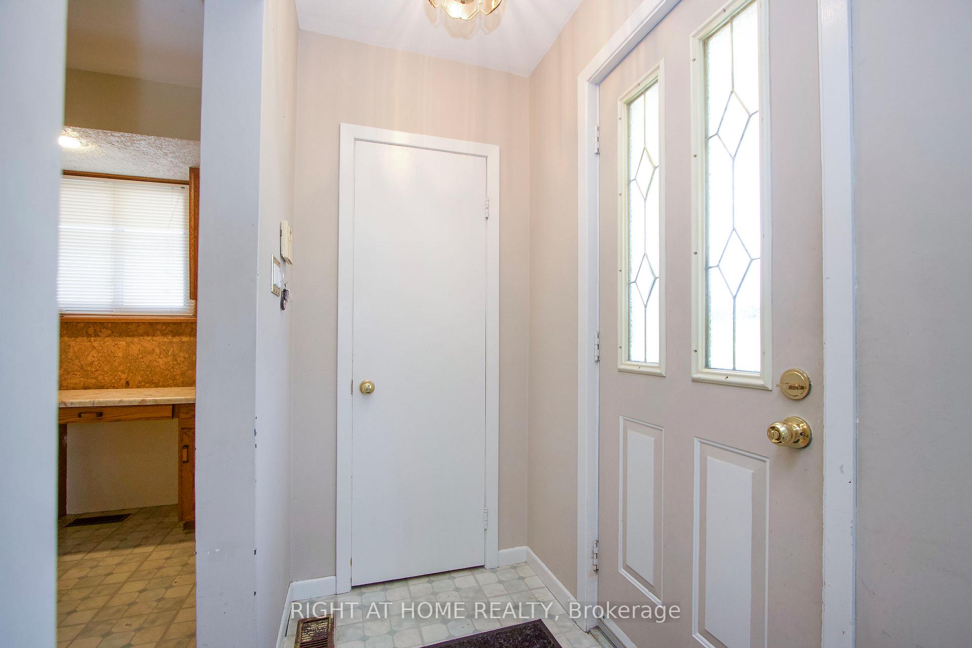 Photo 4 of 220 Linden Court, Oshawa, Donevan — HOMEH