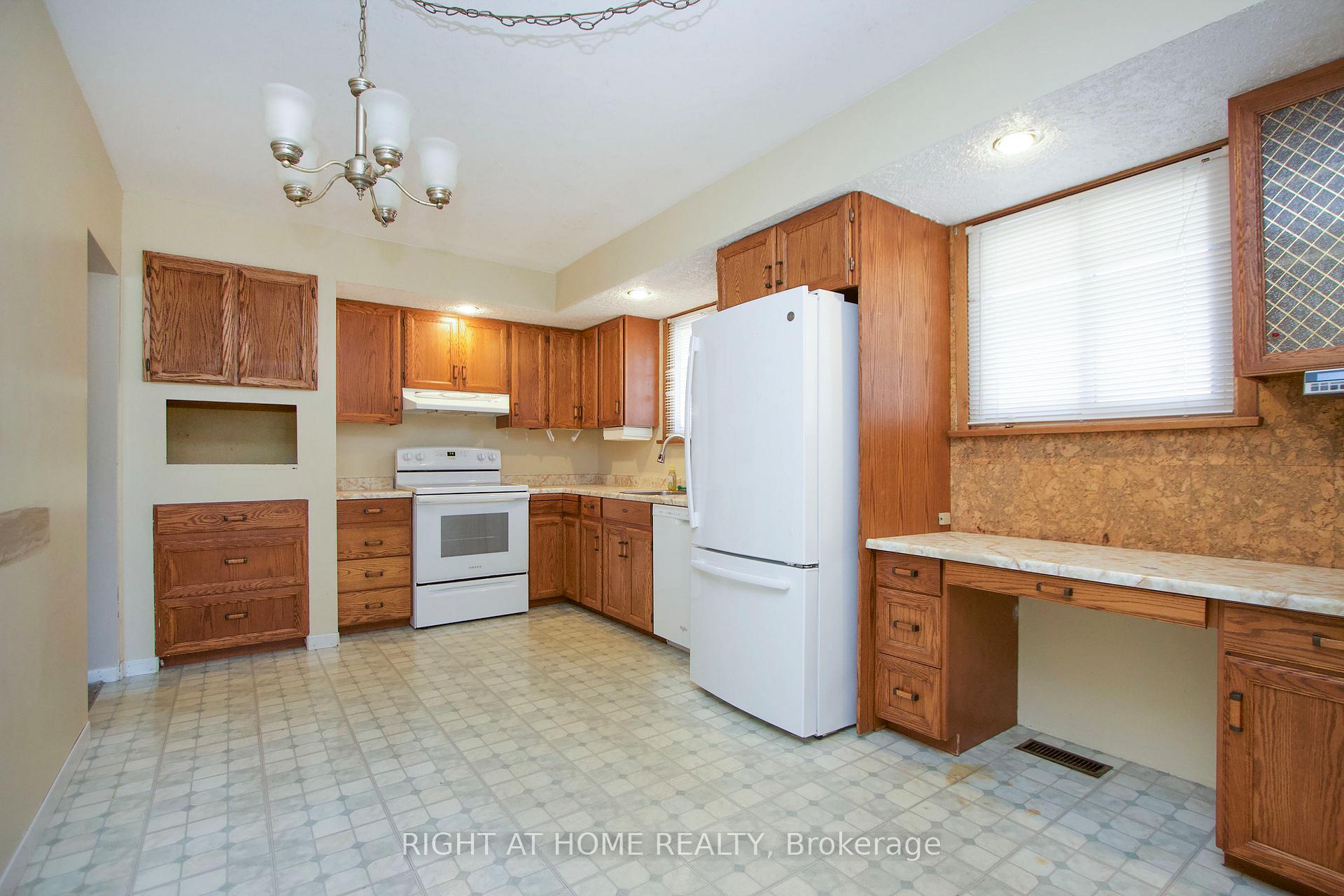 Photo 5 of 220 Linden Court, Oshawa, Donevan — HOMEH