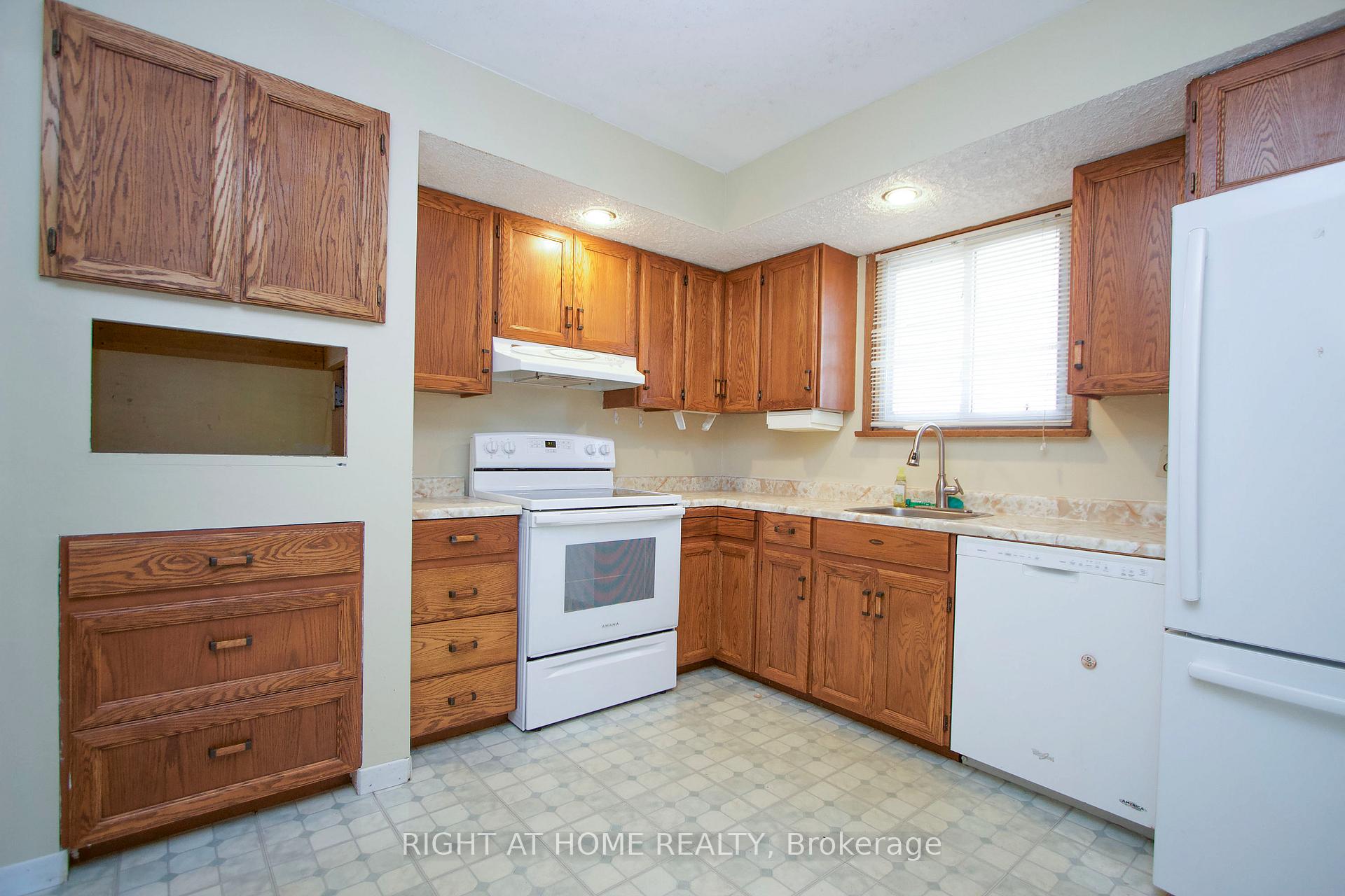 Photo 6 of 220 Linden Court, Oshawa, Donevan — HOMEH