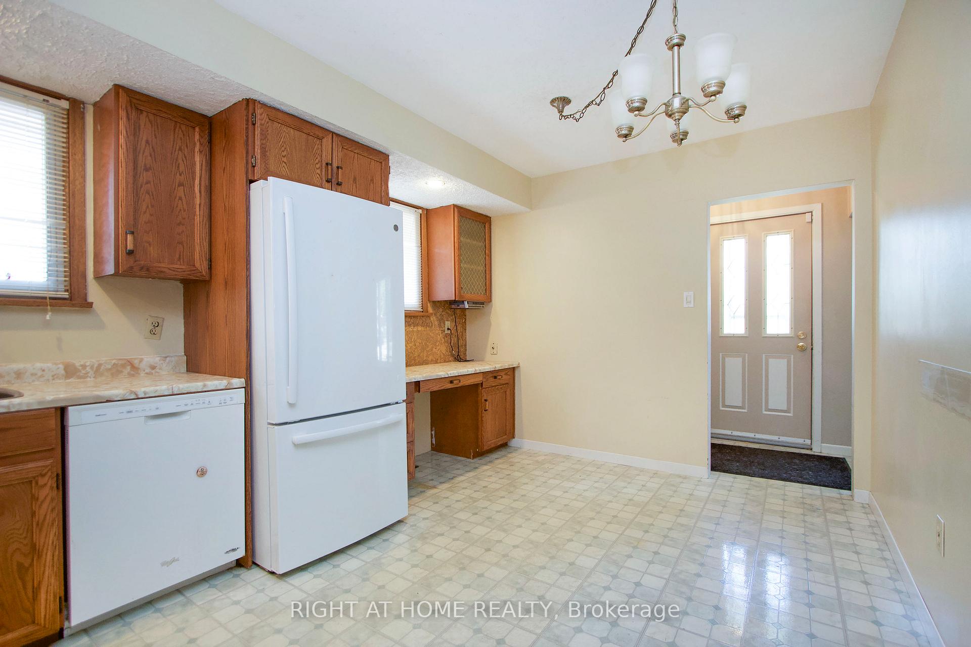 Photo 7 of 220 Linden Court, Oshawa, Donevan — HOMEH