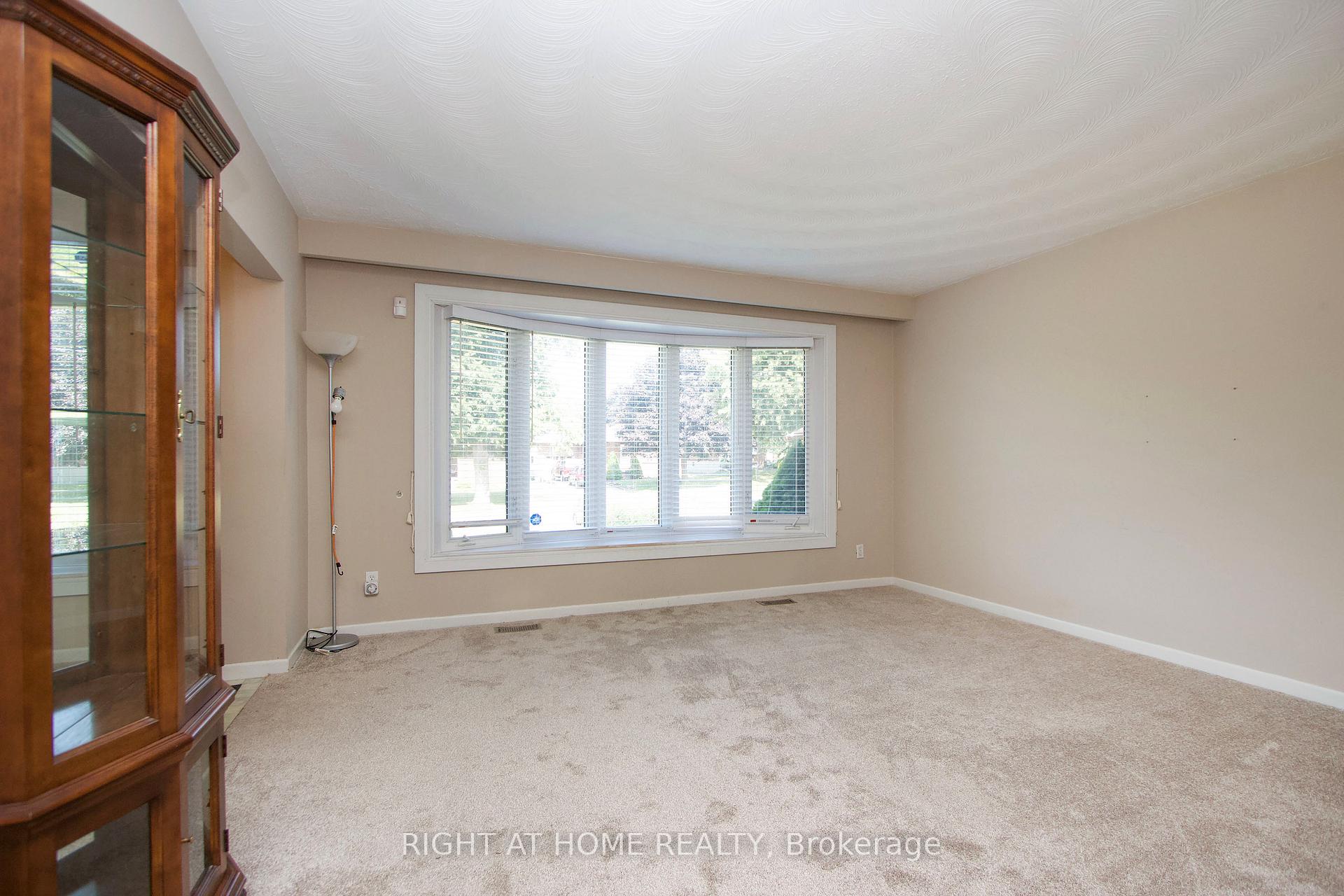 Photo 9 of 220 Linden Court, Oshawa, Donevan — HOMEH