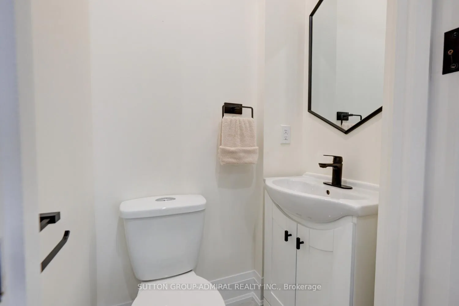Photo 10 of 48 Obrien Street, Orillia — HOMEH