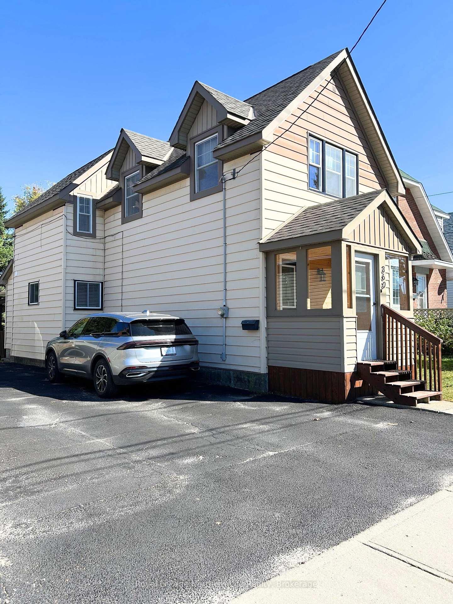 Front of 360 Worthington Street W