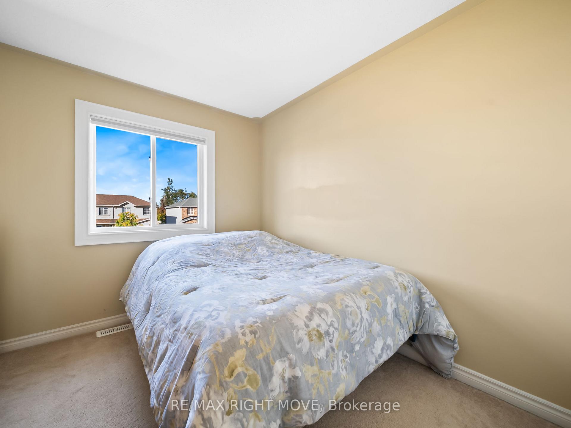 Photo 17 of 20 Michelle Drive, Orillia — HOMEH