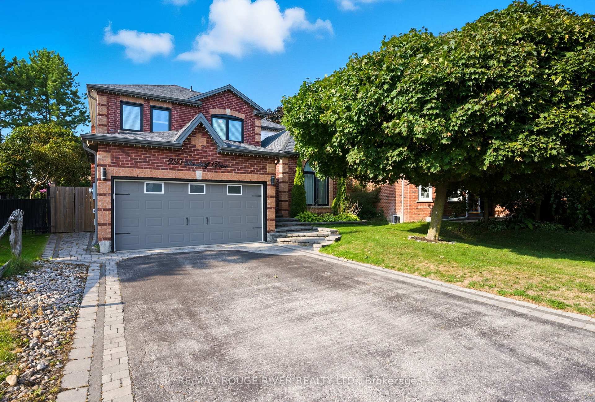 Photo 2 of 980 Sandcliff Drive, Oshawa, Pinecrest — HOMEH
