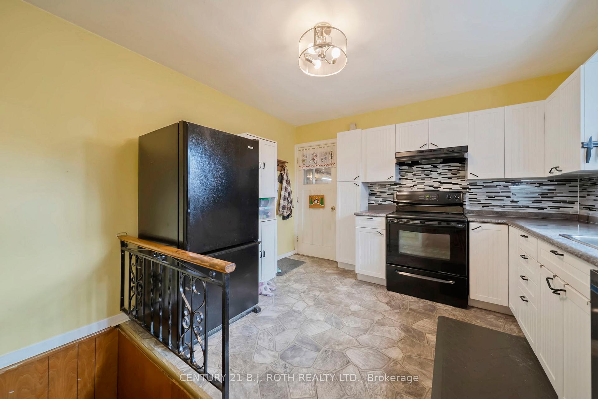 Photo 3 of 392 Bayview Parkway, Orillia — HOMEH