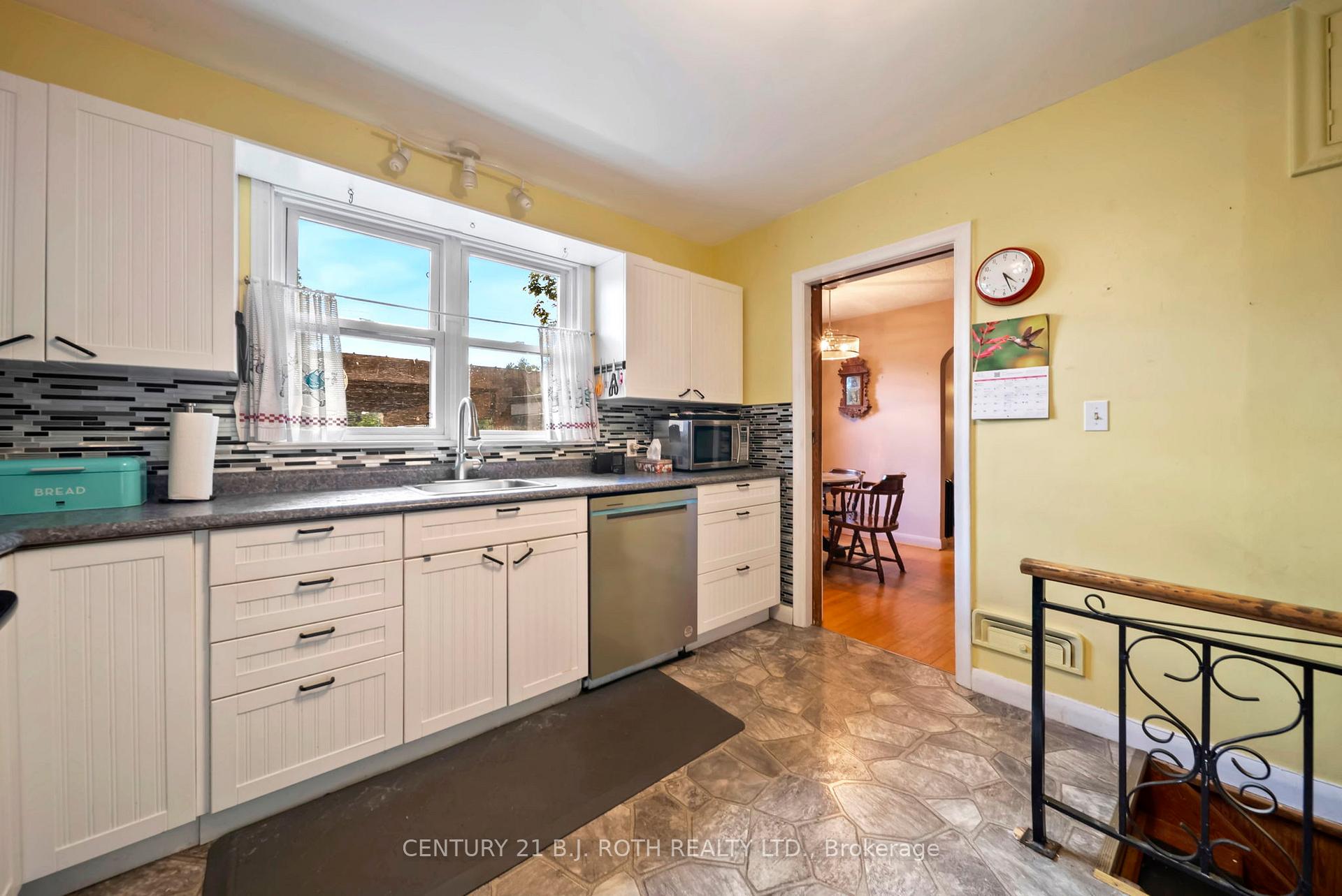 Photo 4 of 392 Bayview Parkway, Orillia — HOMEH