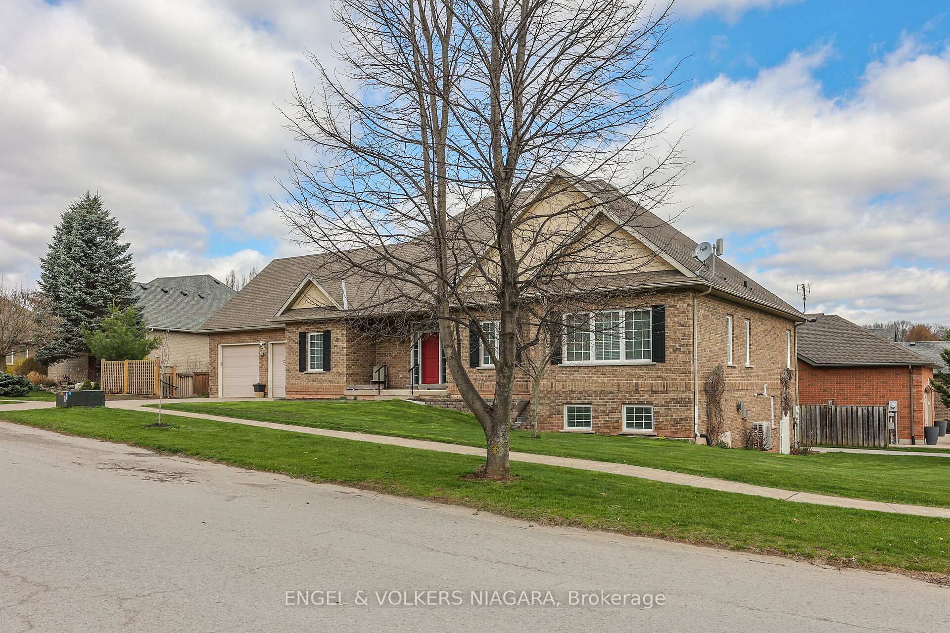 Photo 2 of 28 Cherry Ridge Boulevard N, Pelham, Fenwick — HOMEH