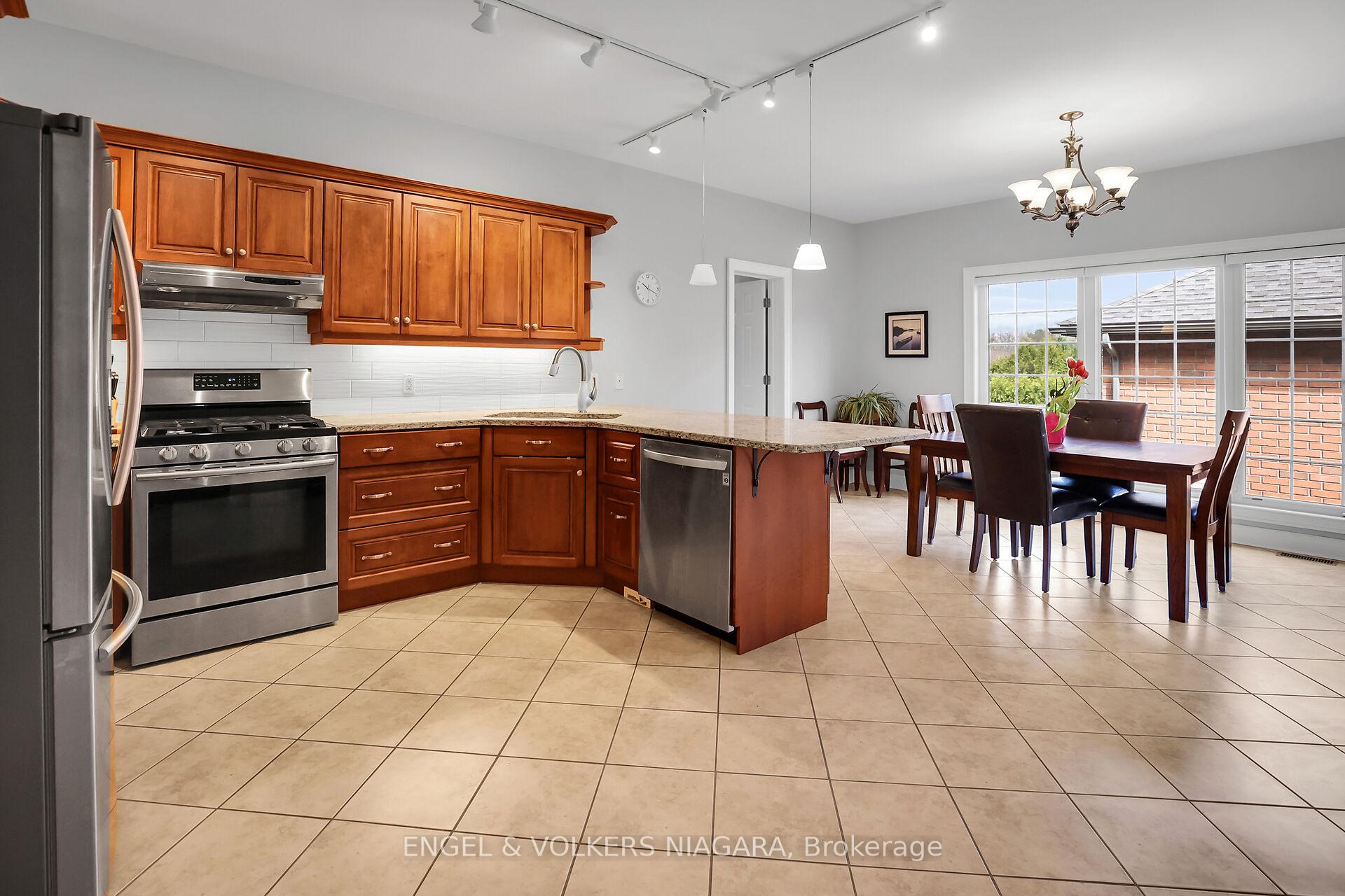 Photo 6 of 28 Cherry Ridge Boulevard N, Pelham, Fenwick — HOMEH