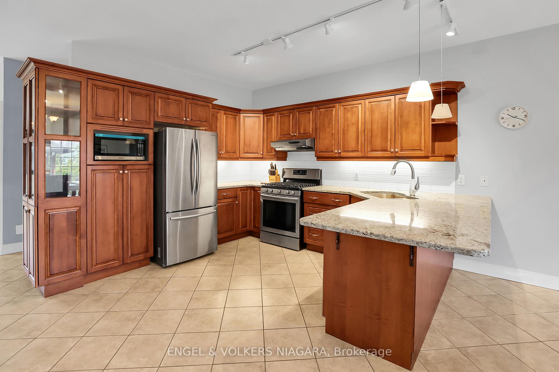 Photo 7 of 28 Cherry Ridge Boulevard N, Pelham, Fenwick — HOMEH