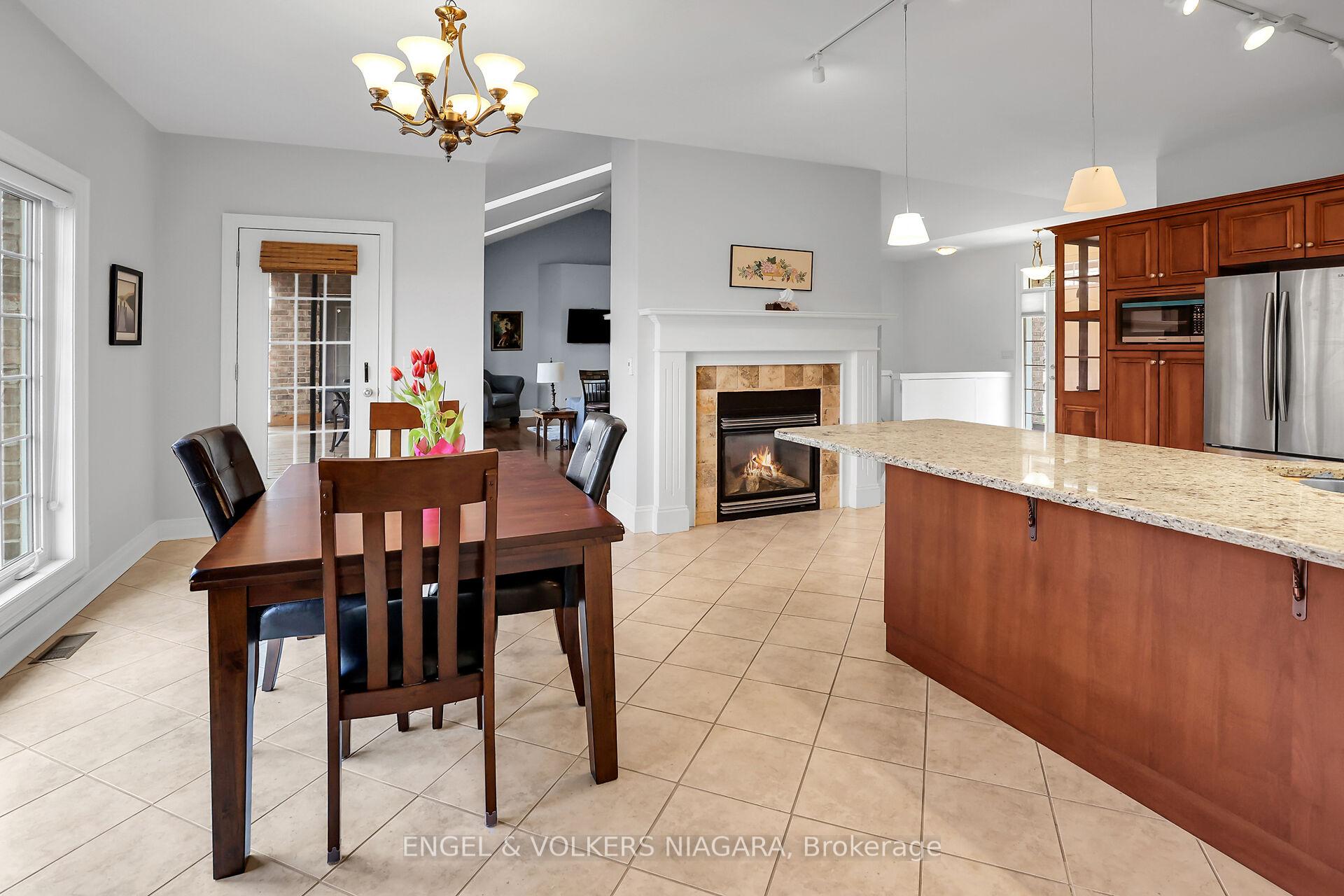 Photo 8 of 28 Cherry Ridge Boulevard N, Pelham, Fenwick — HOMEH