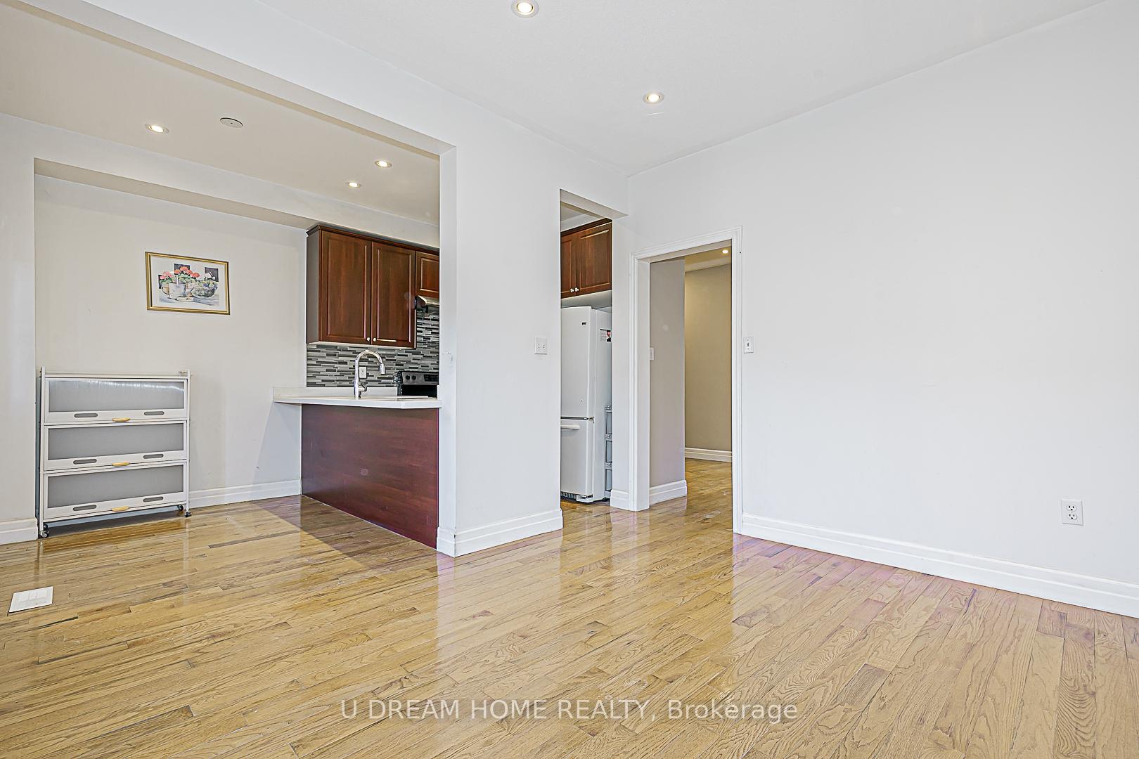 Photo 4 of 10 John Gary Drive, Markham, Village Green-South Unionville — HOMEH
