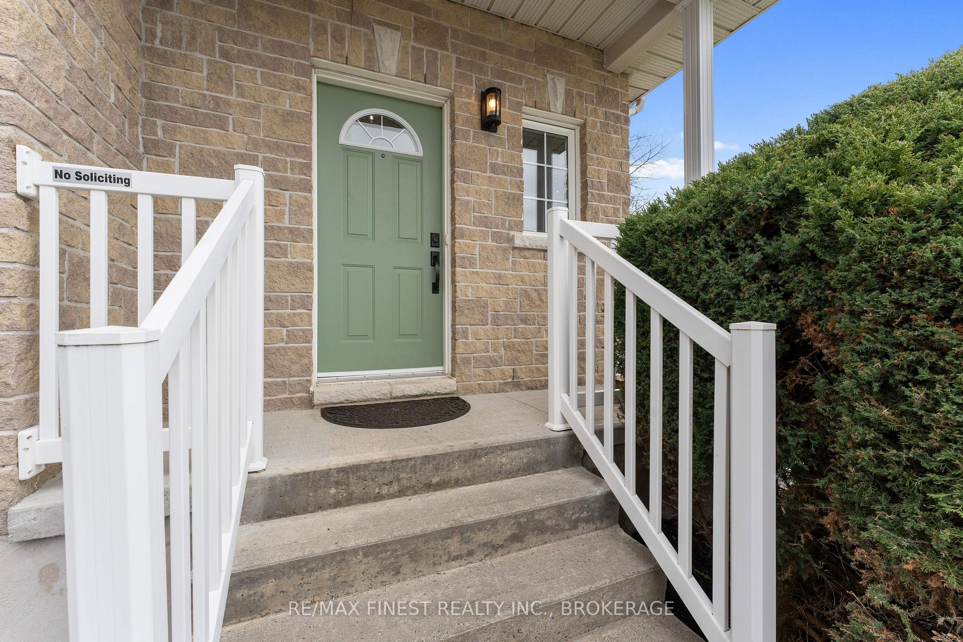 Photo 3 of 1042 Rainbow Crescent, Kingston, Kingston East (Incl Barret Crt) — HOMEH