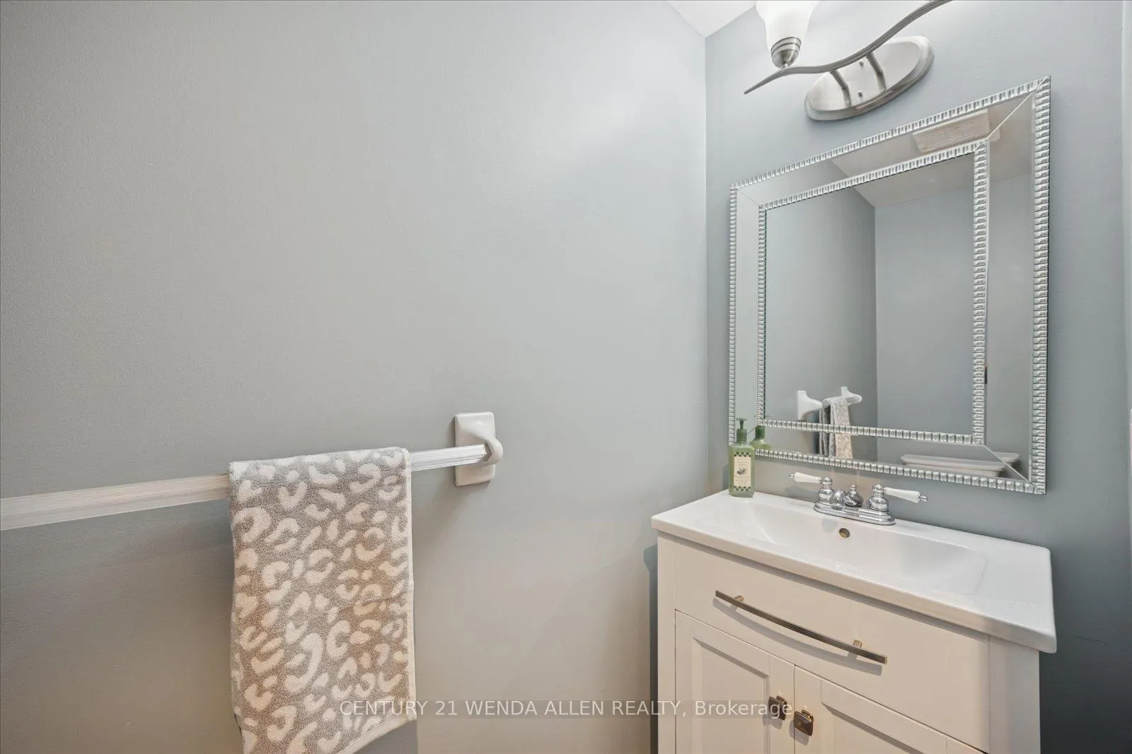 Photo 26 of 1781 Woodgate Trail, Oshawa, Samac — HOMEH