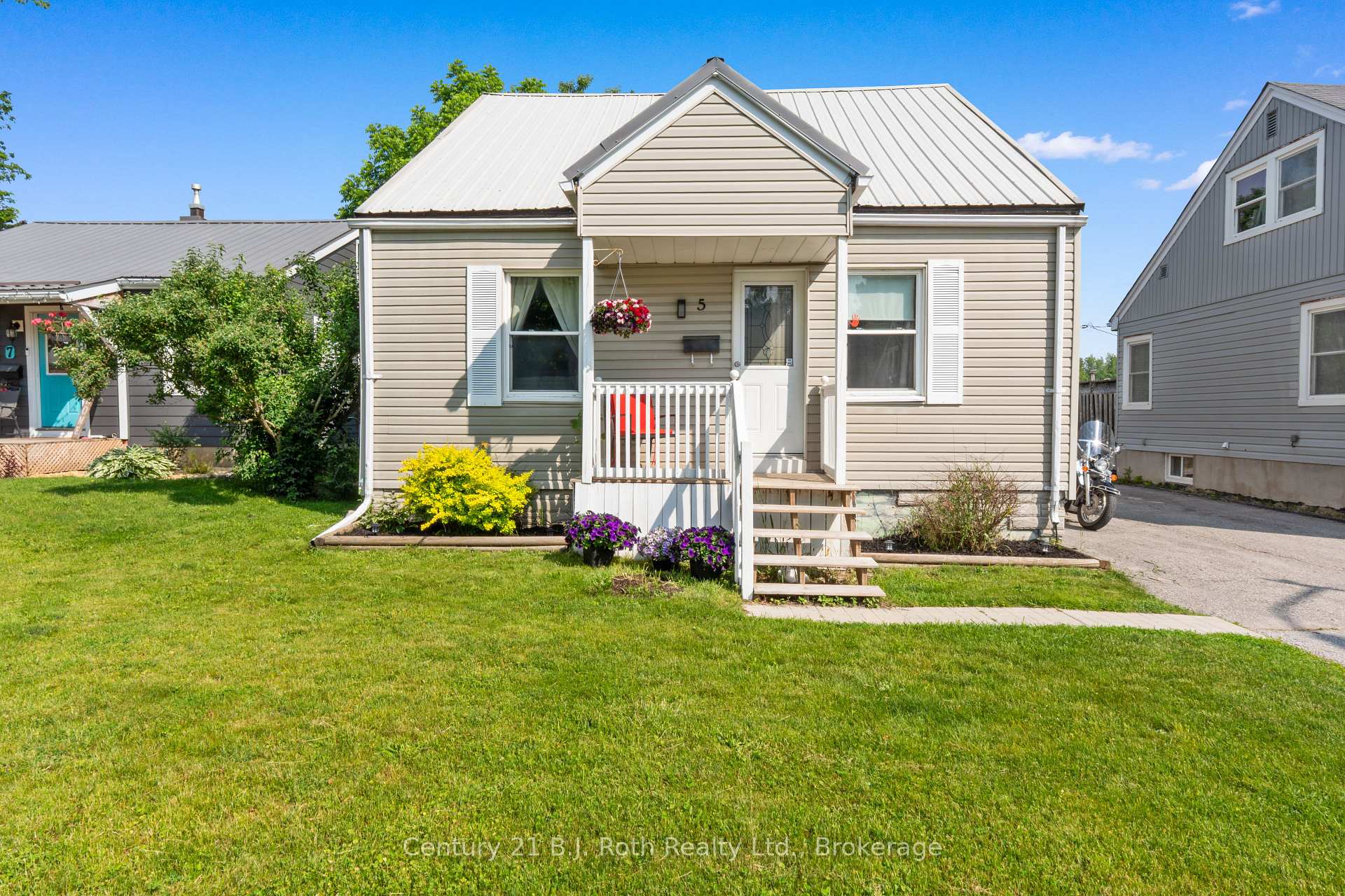 Photo 1 of 5 Albany Avenue, Orillia — HOMEH