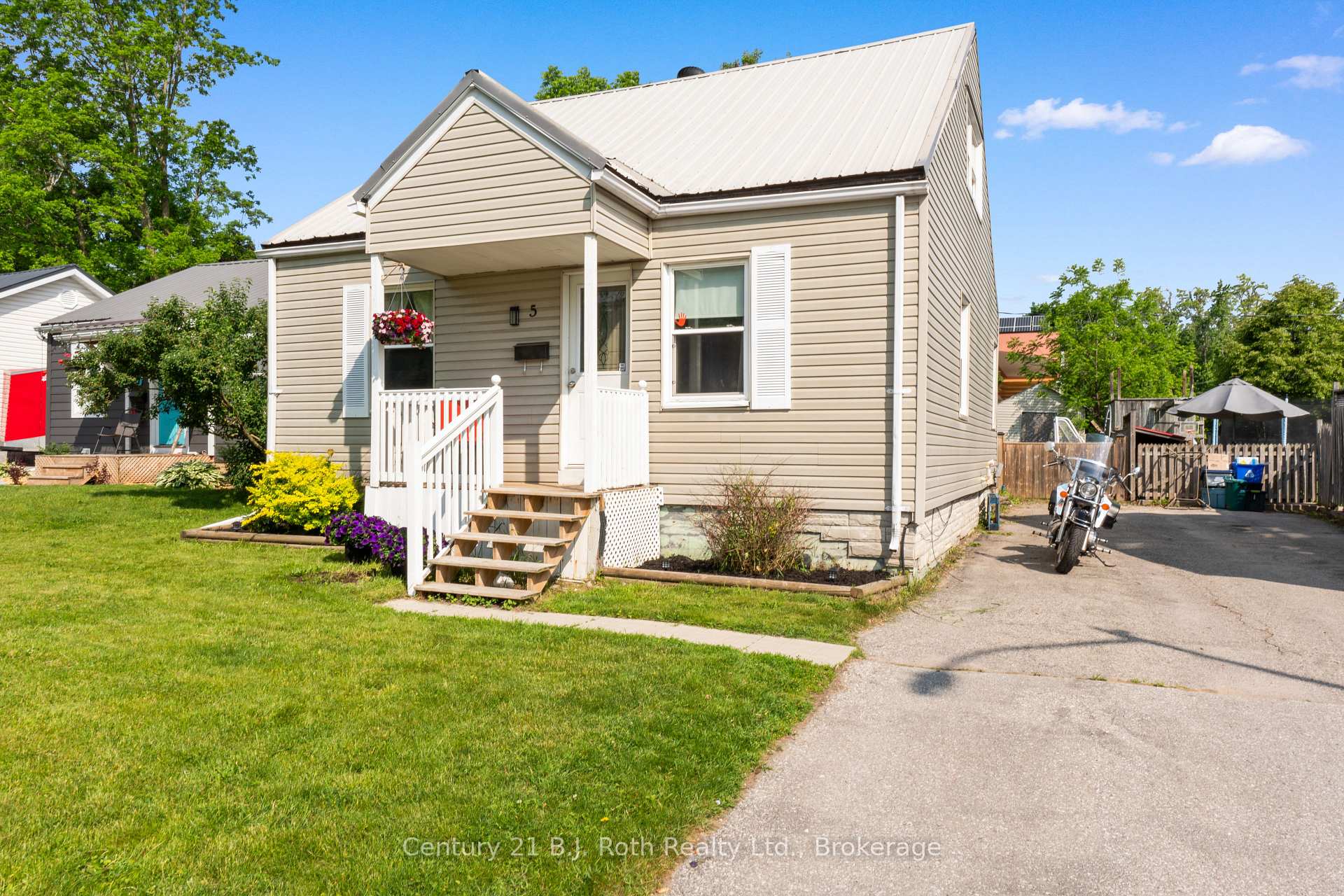 Photo 2 of 5 Albany Avenue, Orillia — HOMEH