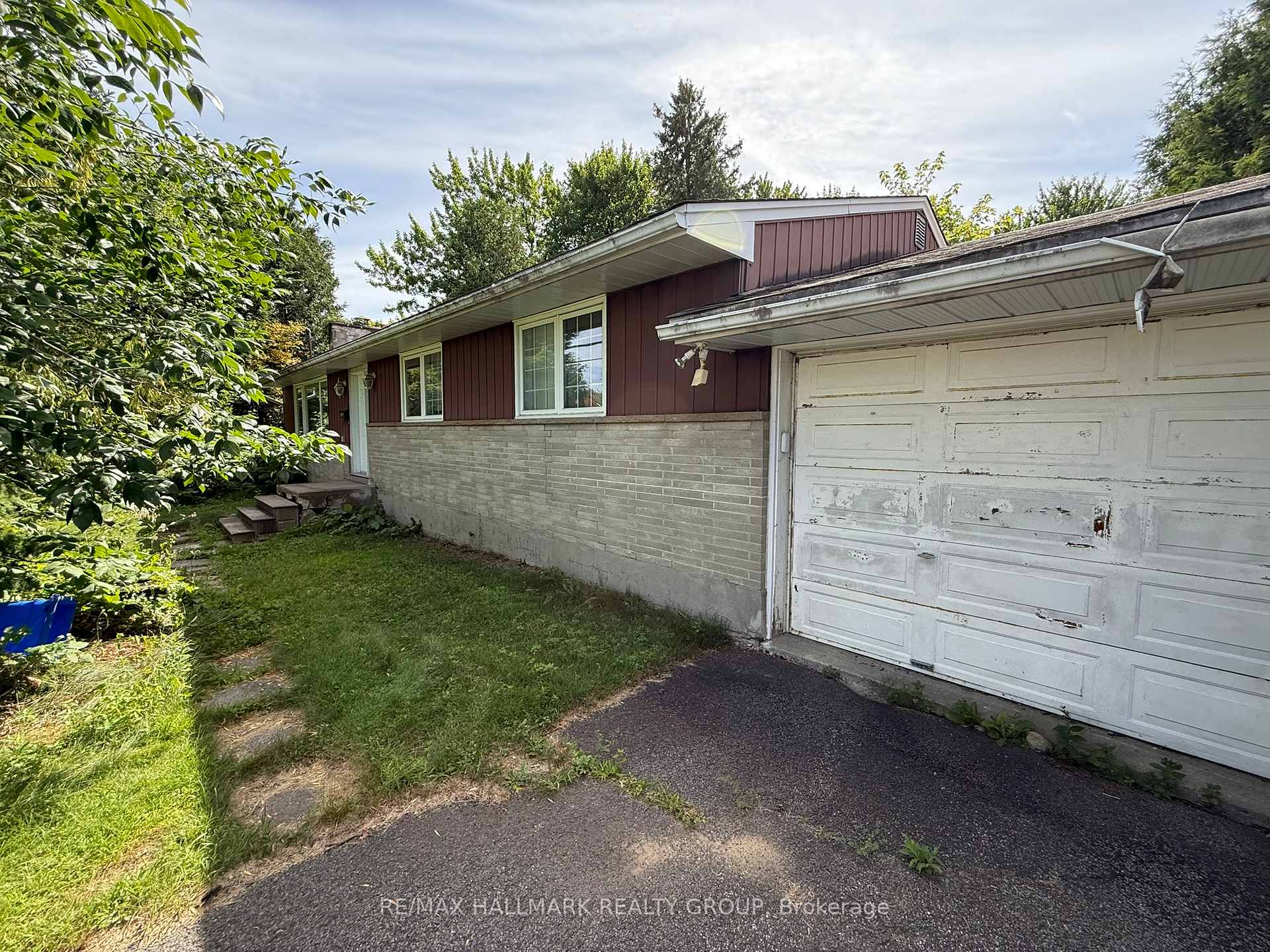 Photo 2 of 2516 Page Road, Ottawa, Chapel Hill South - Orleans Village — HOMEH