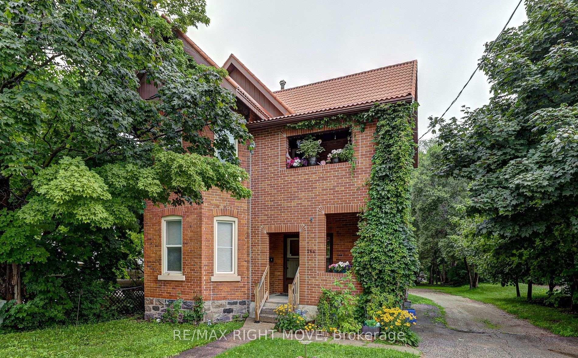 Front of 264 Mississaga Street W