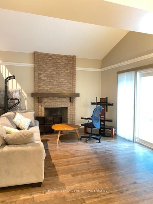 Photo 2 of 68 Innisbrook Crescent, Markham, Aileen-Willowbrook — HOMEH