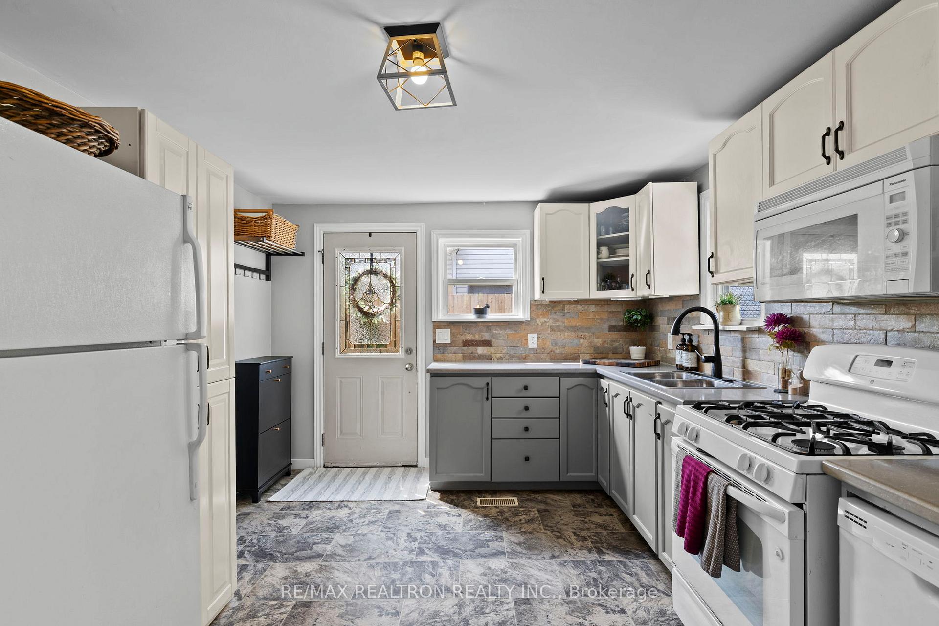 Photo 16 of 370 Arthur Street, Orillia — HOMEH
