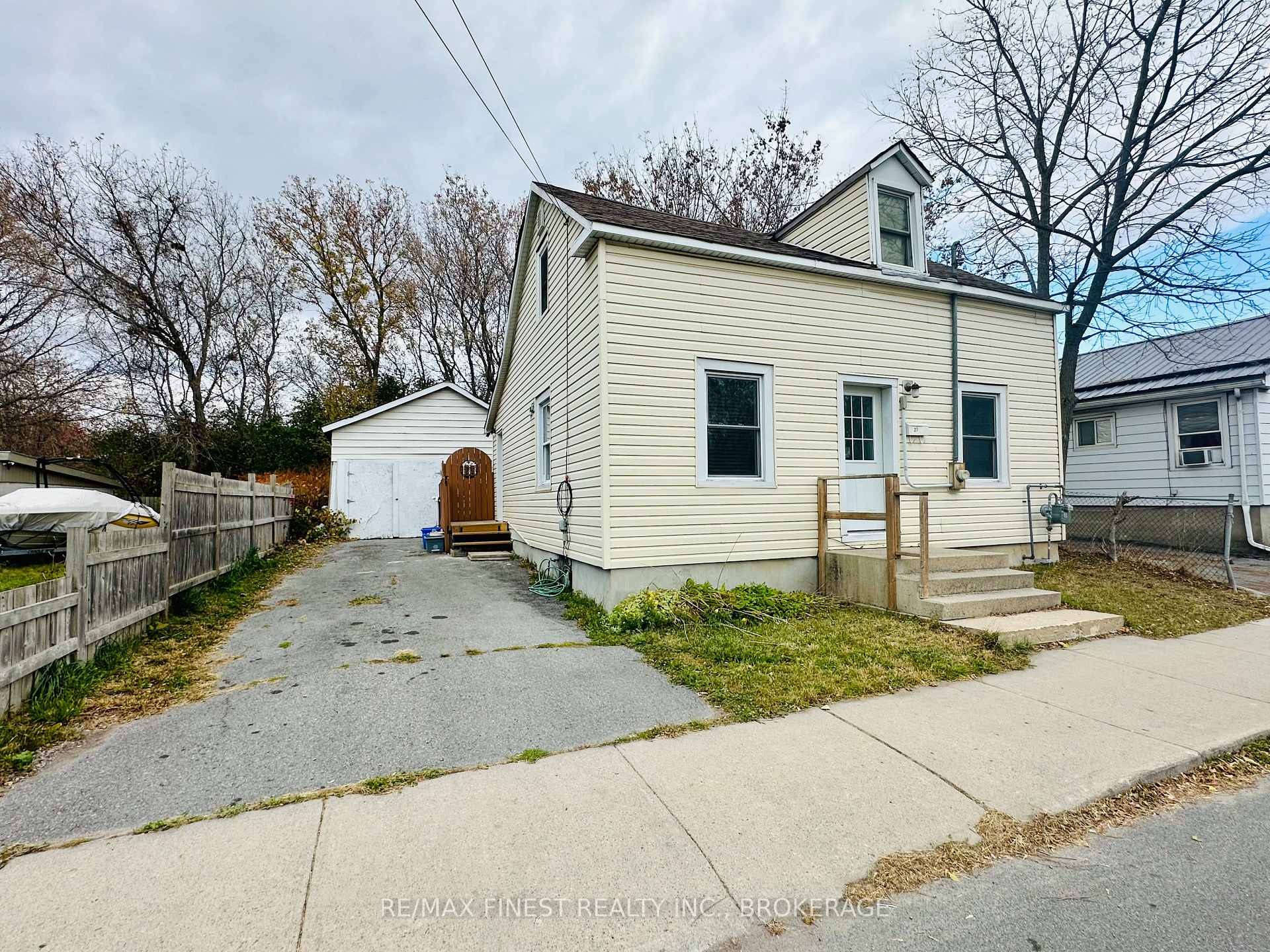 Photo 2 of 27 Hickson Avenue, Kingston, East of Sir John A. Blvd — HOMEH