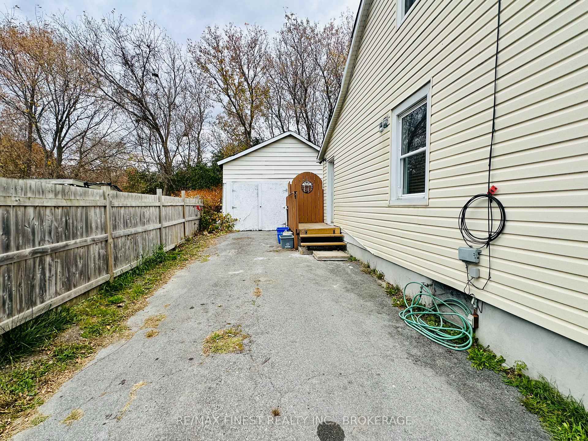 Photo 3 of 27 Hickson Avenue, Kingston, East of Sir John A. Blvd — HOMEH